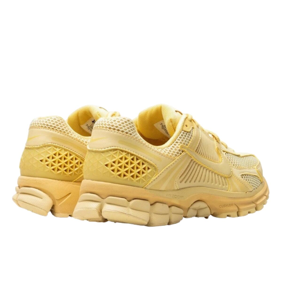 Zapatillas  Zoom Vomero 5 Saturn Gold 3/4