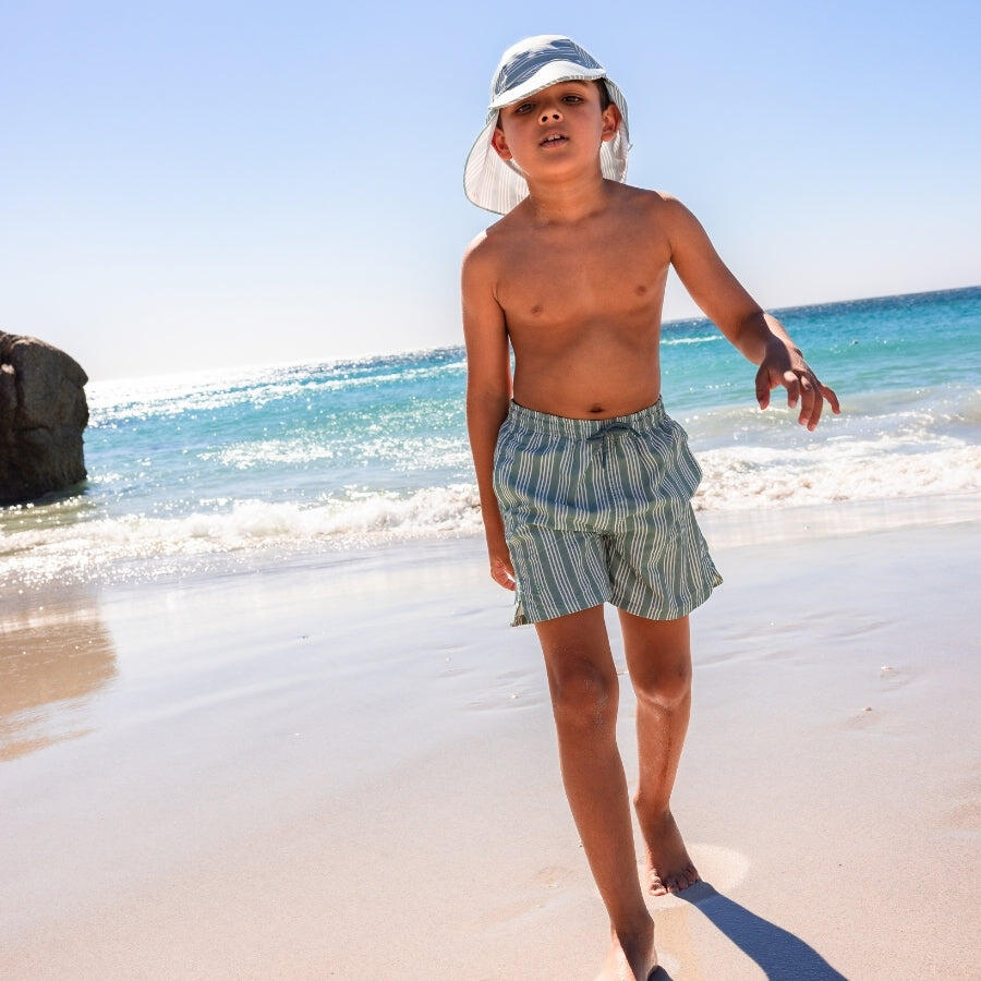 Swim Essentials | Gorra de sol UV con rayas verdes/blancas 2/2