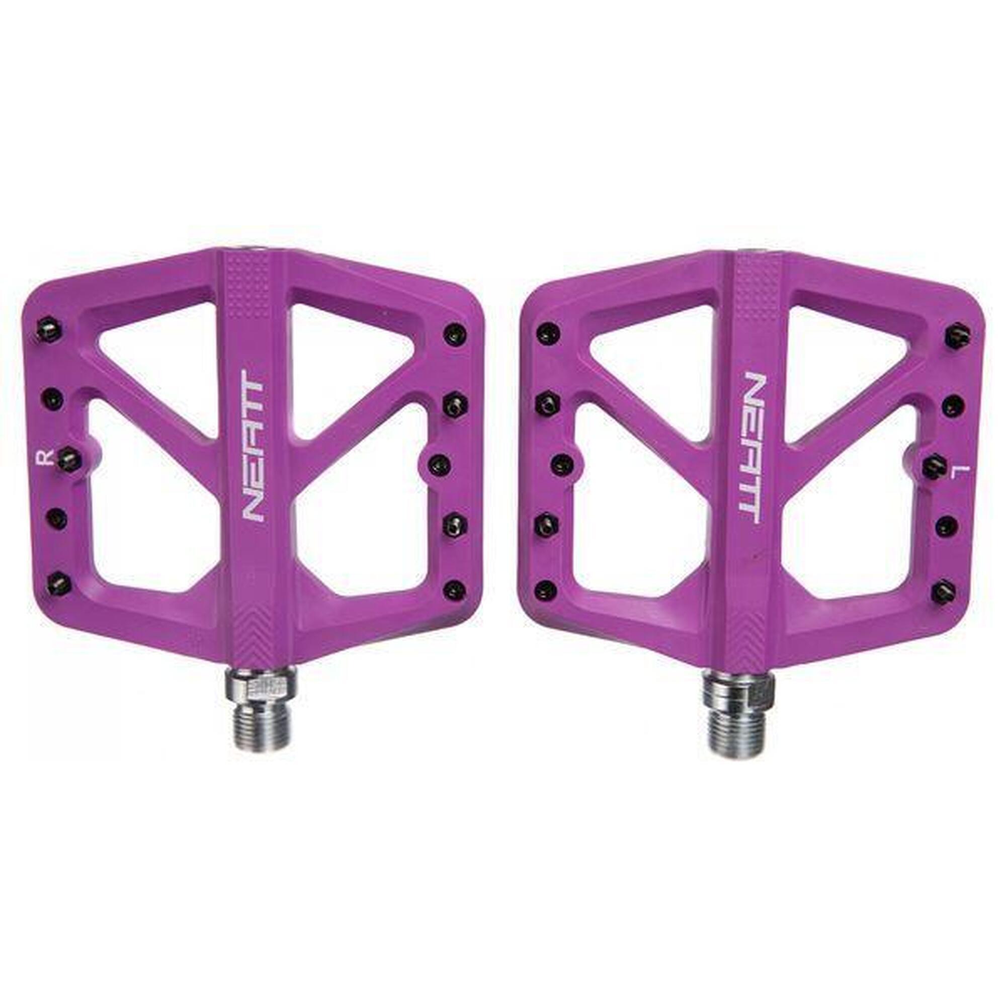 Paire de Pédales Plates Neatt Composite 5 Picots Violet      2400€ 3499€ -31%    * La vente débute le 03/07/2025    NEATT Paire de Pédales Plates Neatt Composite 5 Picots VioletVendu exclusivement en ligne   