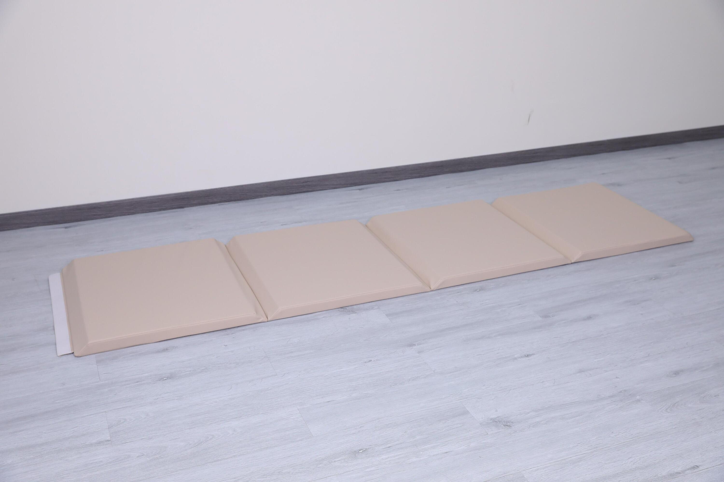 Gymnastikmatratze 2in1 Spielcontainer 240x60x4 cm vierteilig - weiß und beige 4/7
