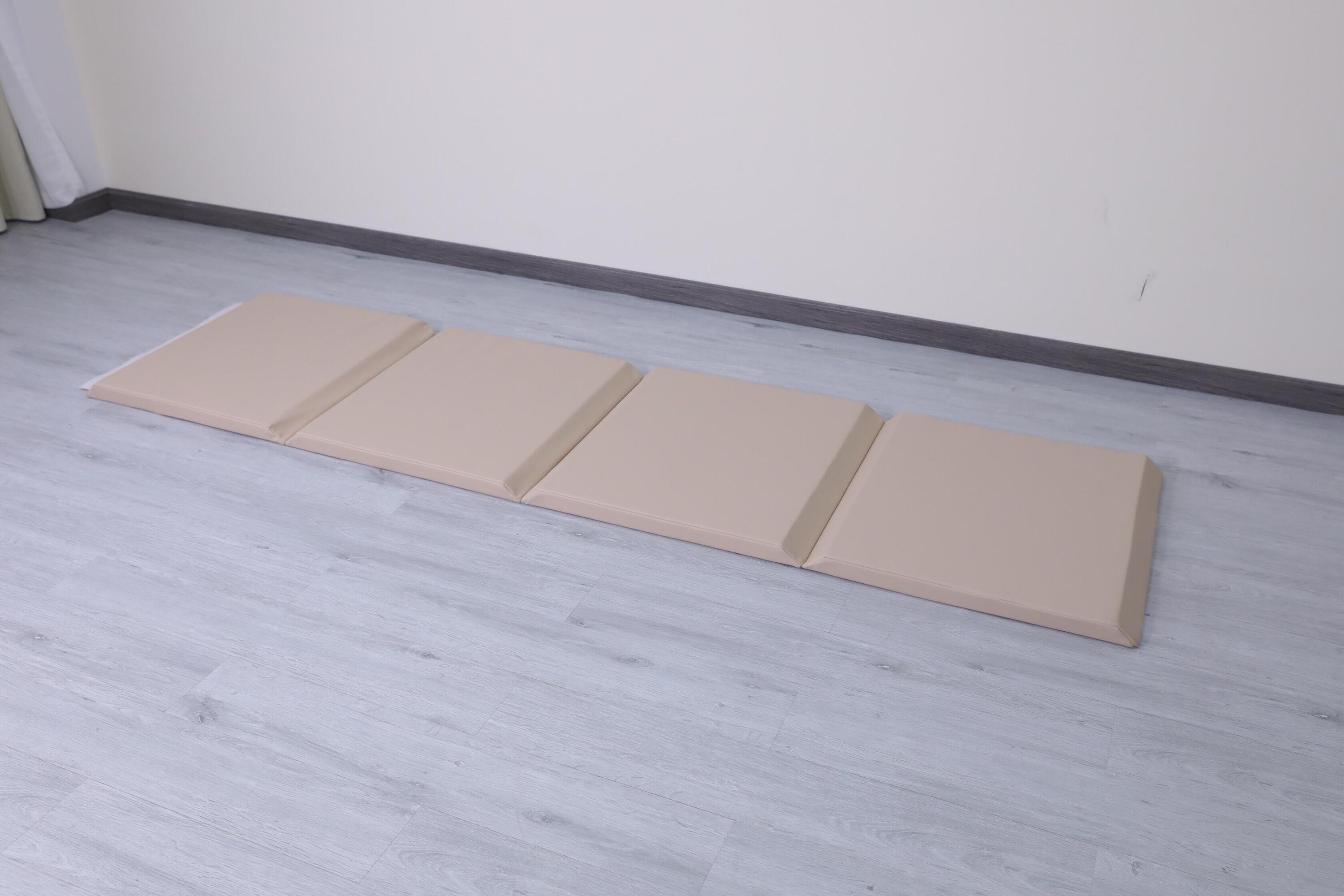 Gymnastikmatratze 2in1 Spielcontainer 240x60x4 cm vierteilig - weiß und beige 2/7