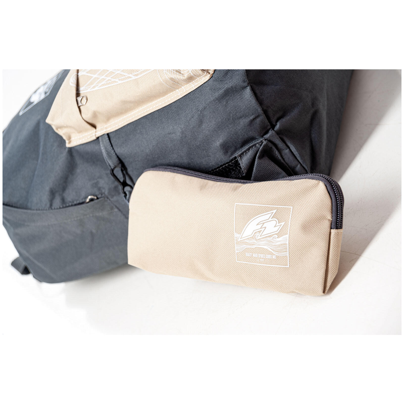 F2  Rucksack Trail Tasche 22 L Grau/Beige 2024 3/4