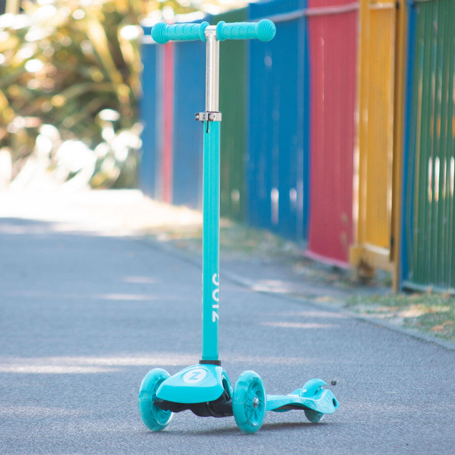 Zinc Three Wheeled Light Up Star Scooter - Blue 3/5
