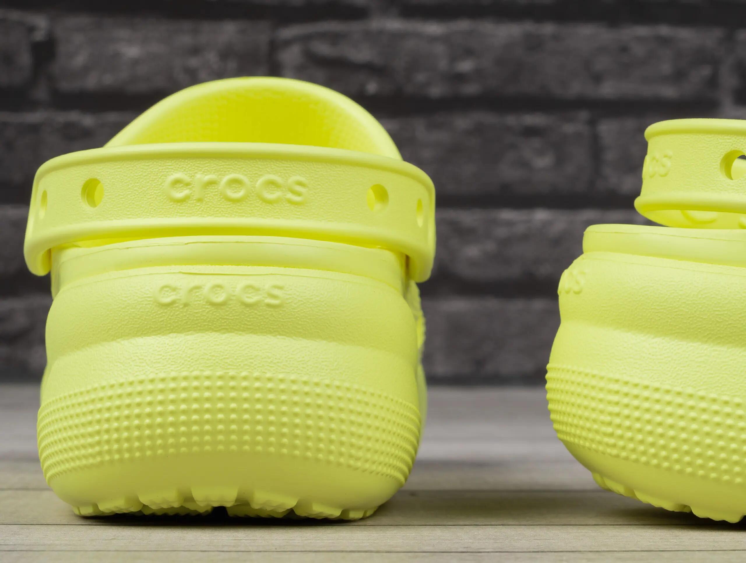 Klapki damskie sportowe na platformie Crocs CLASSIC 4/7