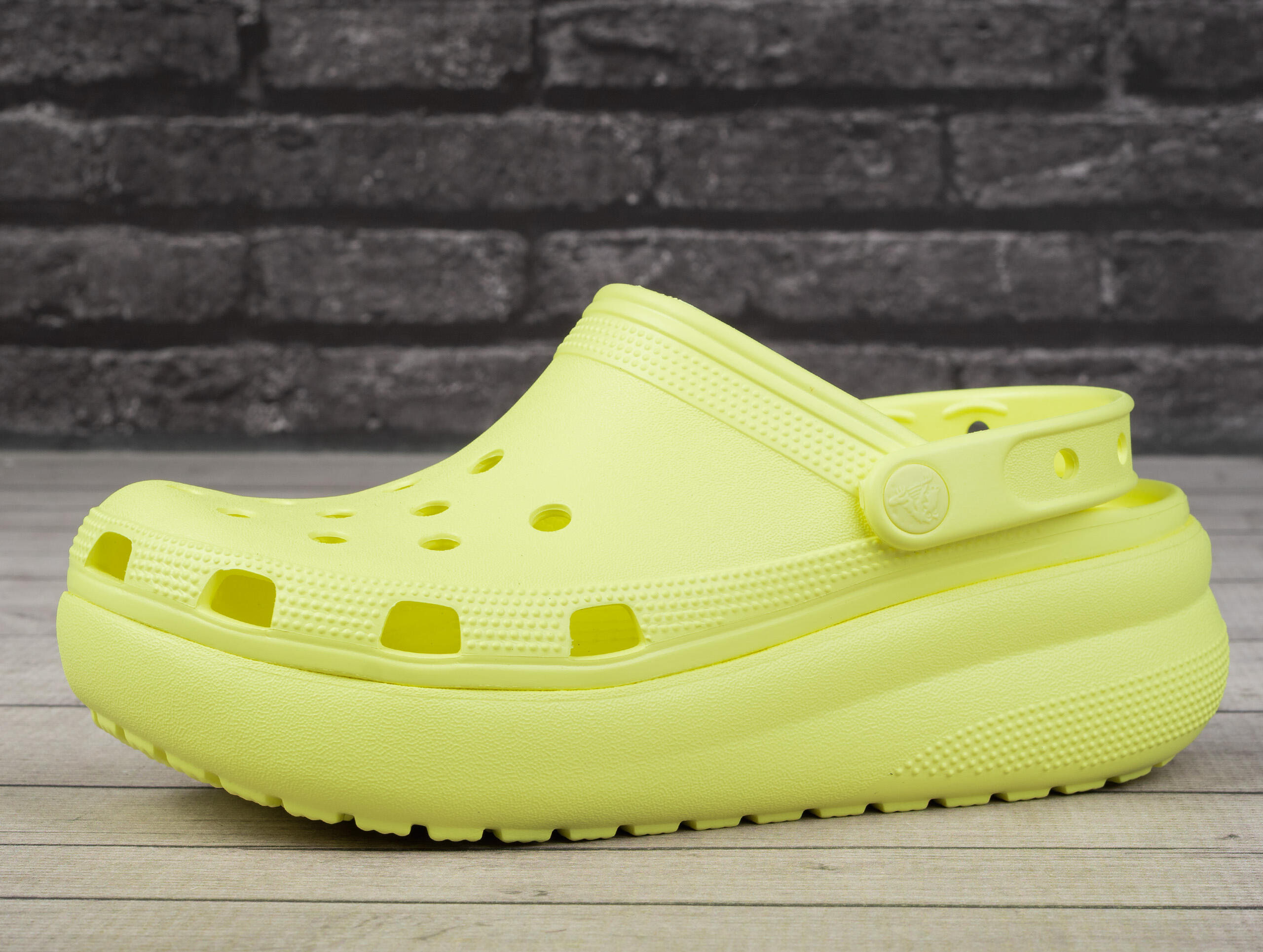 Klapki damskie sportowe na platformie Crocs CLASSIC 3/7