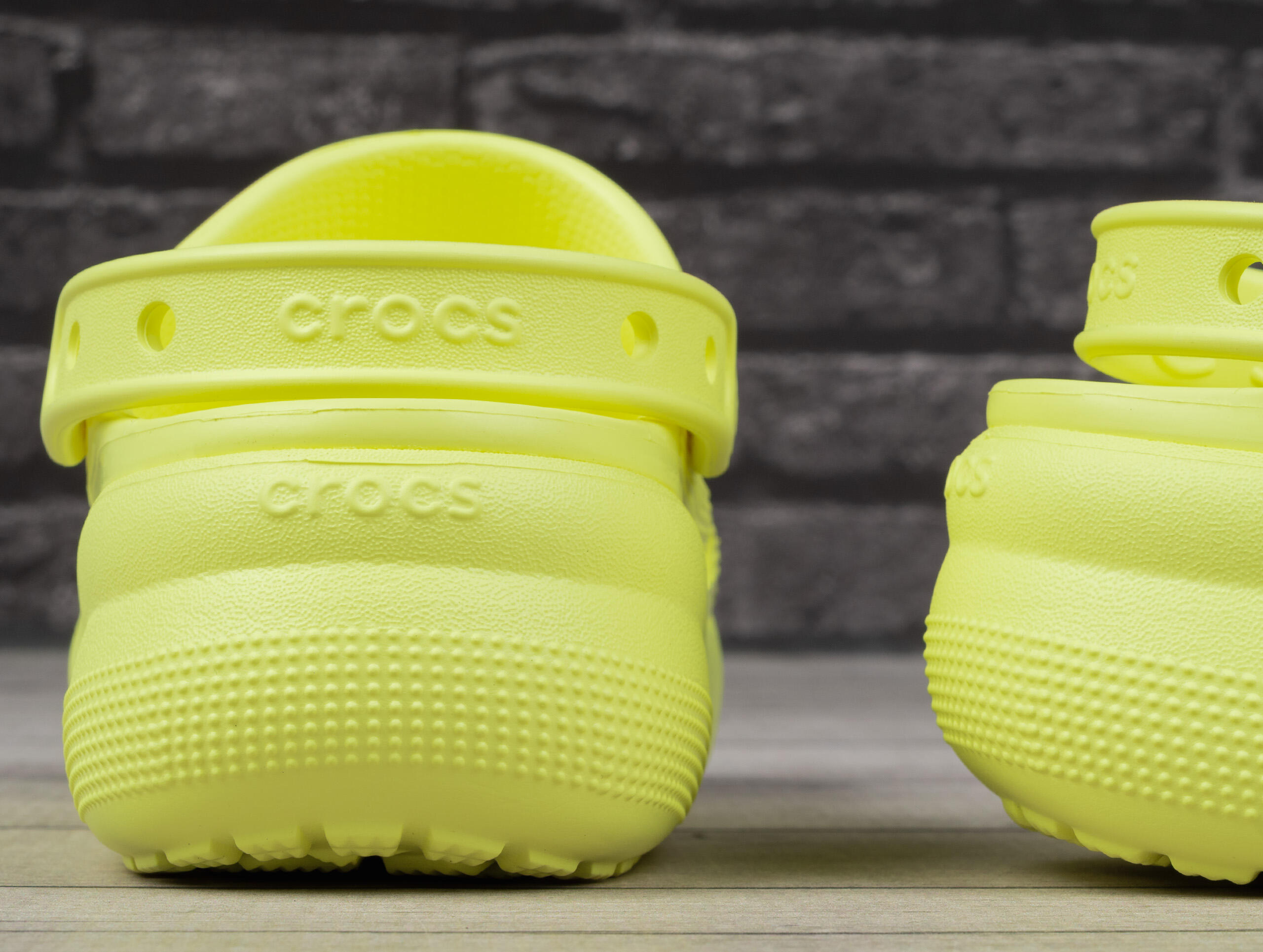 Klapki damskie sportowe na platformie Crocs CLASSIC 4/7