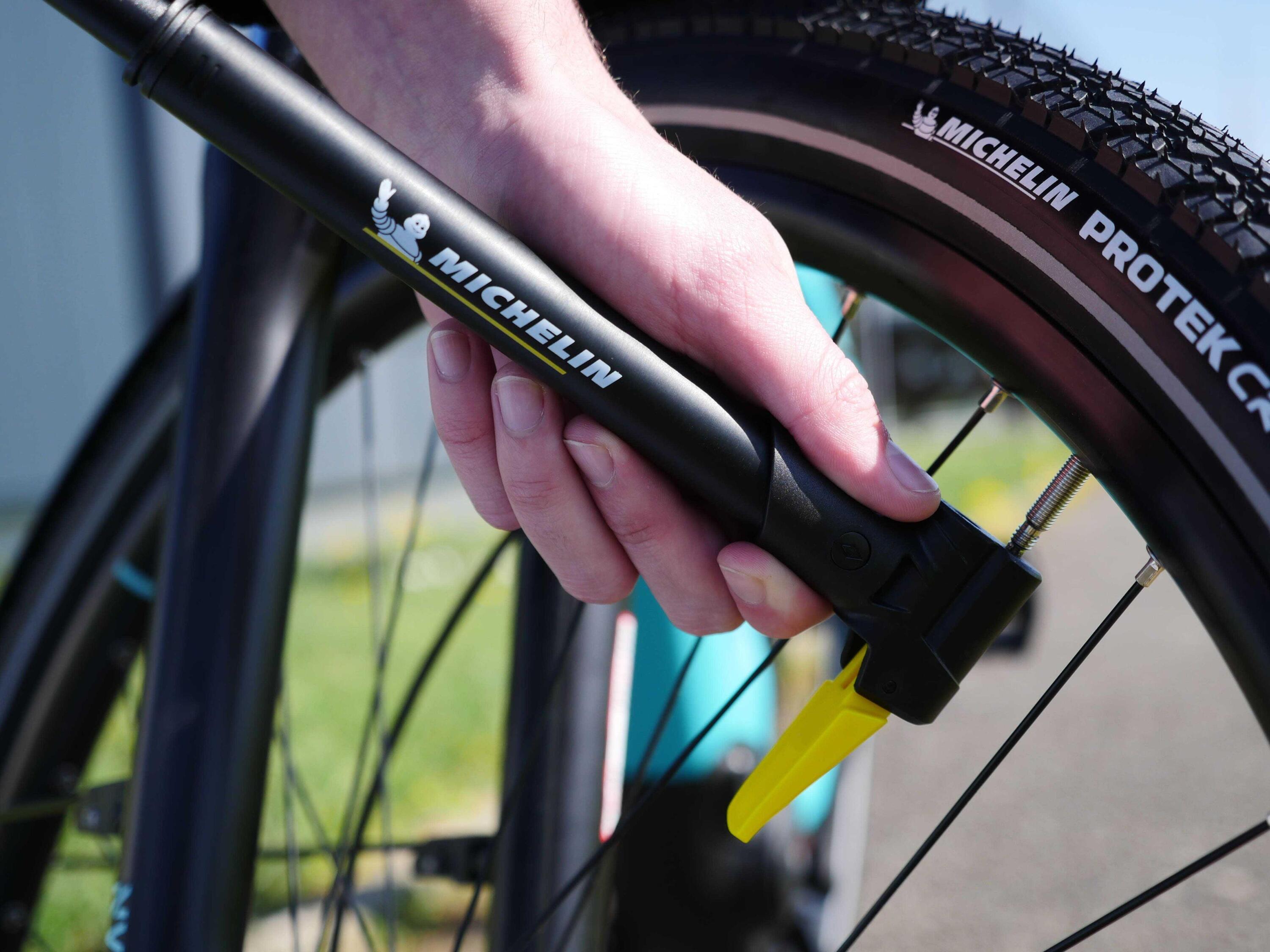 Minibomba de aluminio para bicicleta AIR TECH 8 Bar de doble cabezal 5/7