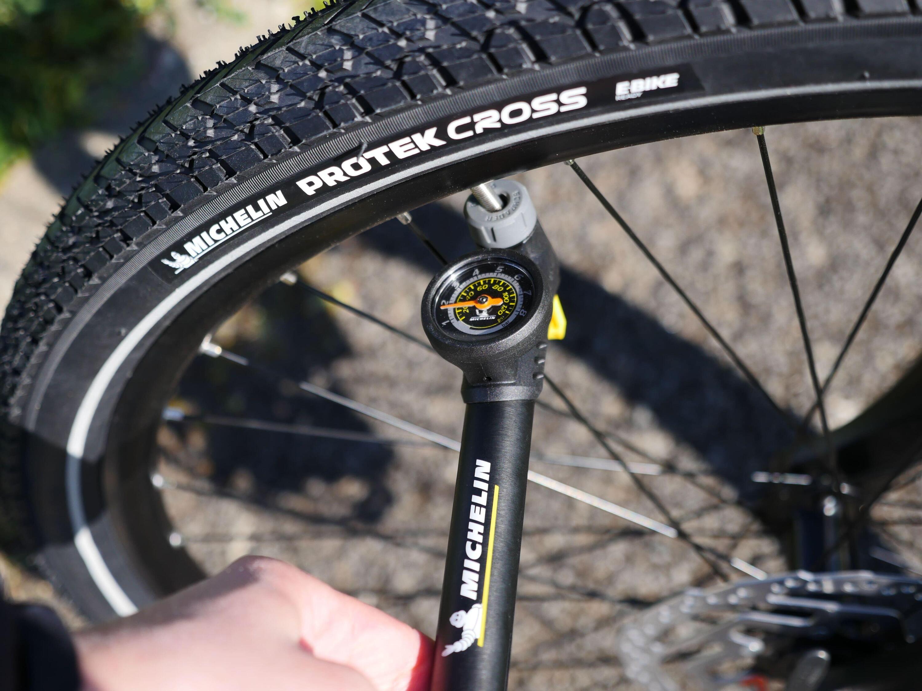 Bomba manométrica para bicicleta Air Tech Pro ligera y precisa 7/7