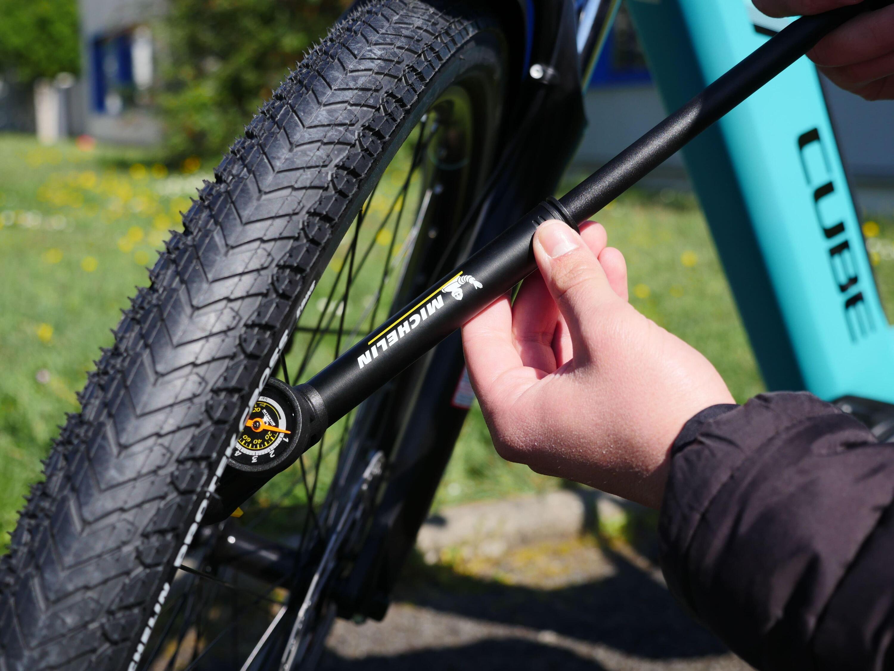 Bomba manométrica para bicicleta Air Tech Pro ligera y precisa 6/7