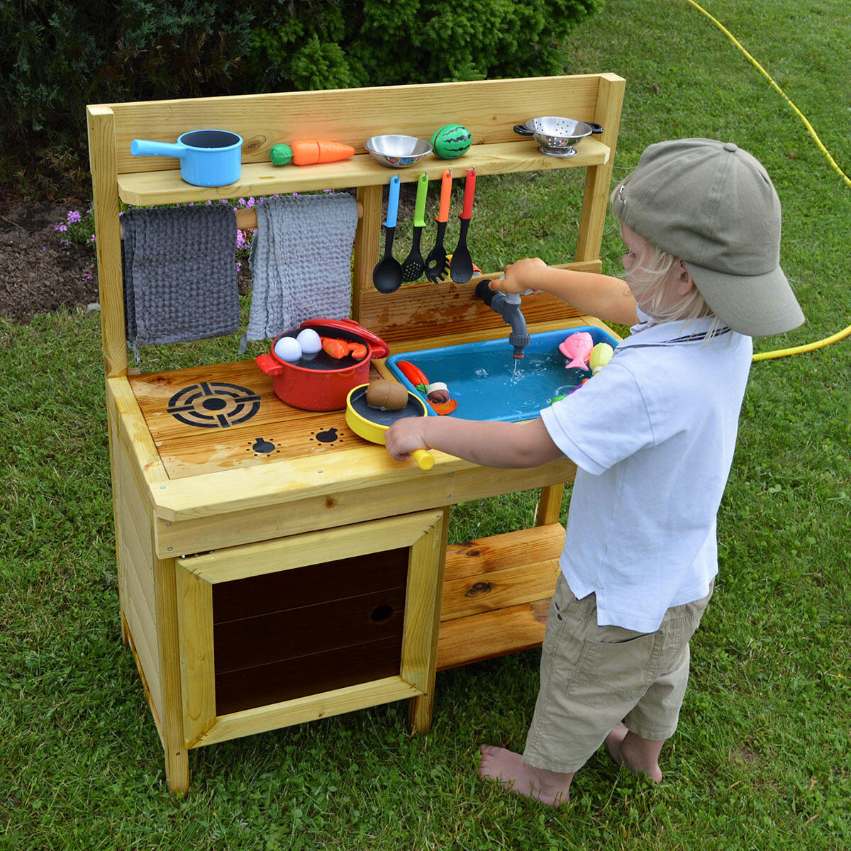Kindergartenküche aus Holz – für drinnen und draußen 2/5