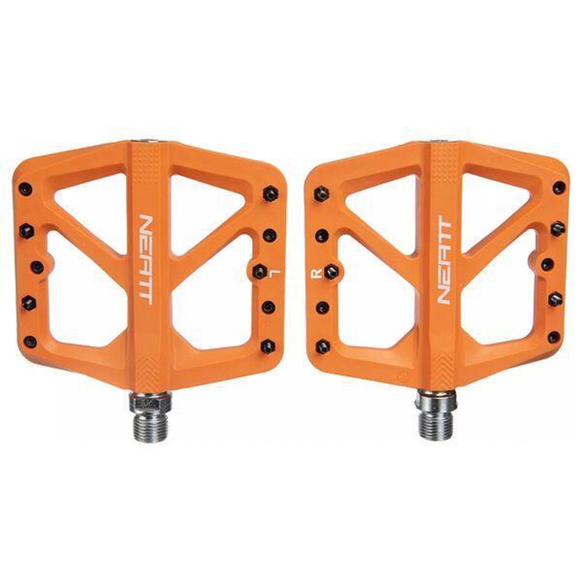 Paire de Pédales Plates Neatt Composite 5 Picots Orange      2600€ 3499€ -25%    * La vente débute le 03/07/2025    NEATT Paire de Pédales Plates Neatt Composite 5 Picots OrangeVendu exclusivement en ligne   