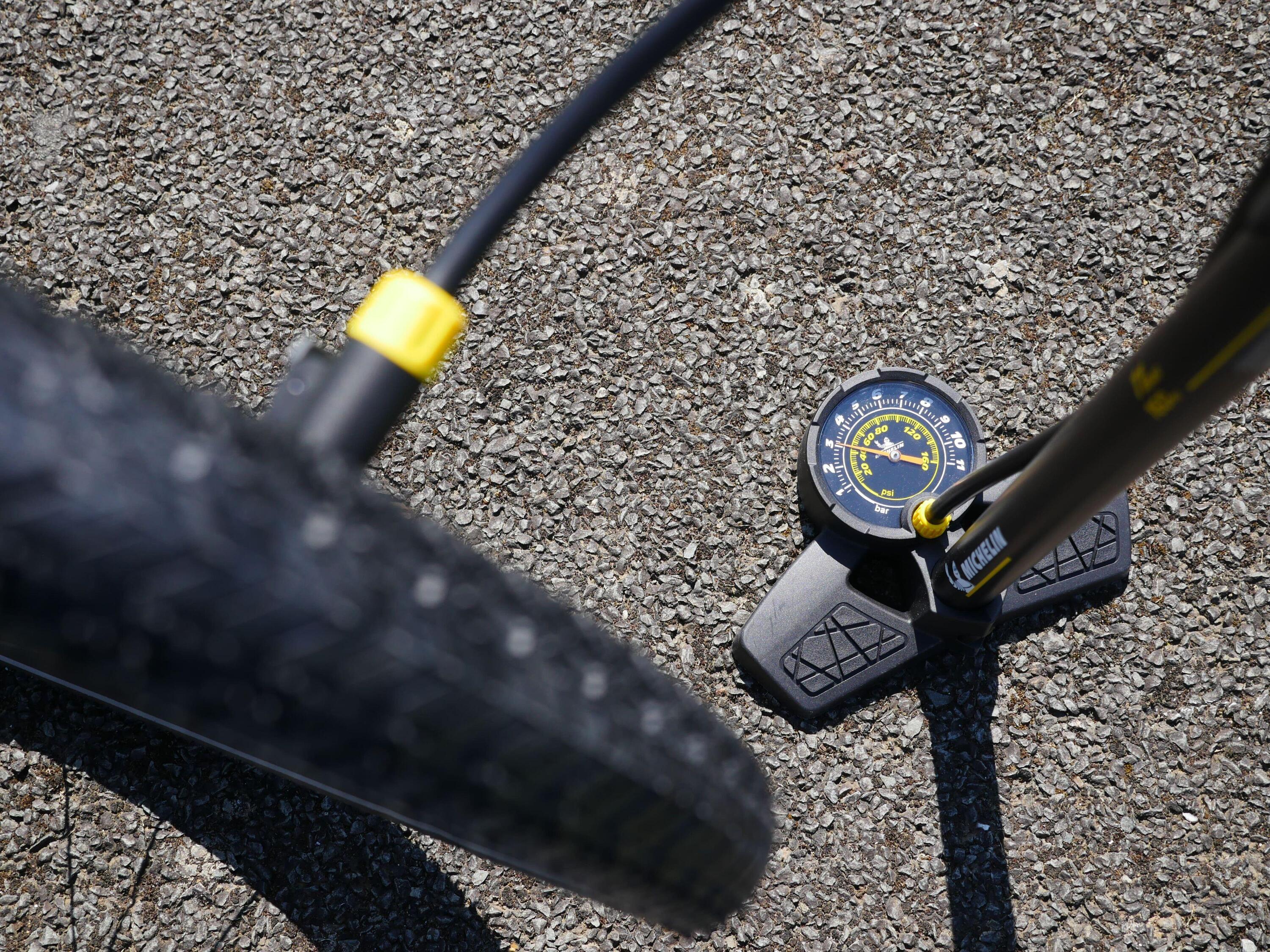 AIR CONTROL stalen fietsvoetpomp met manometer 4/7