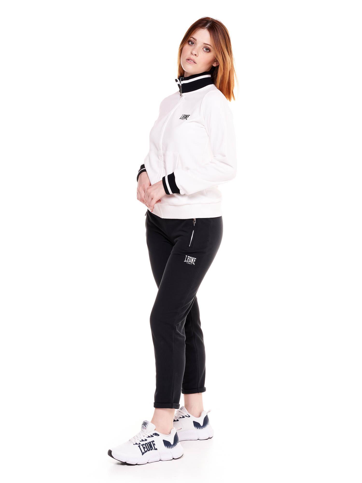 Chándal de mujer blanco y negro. 3/7