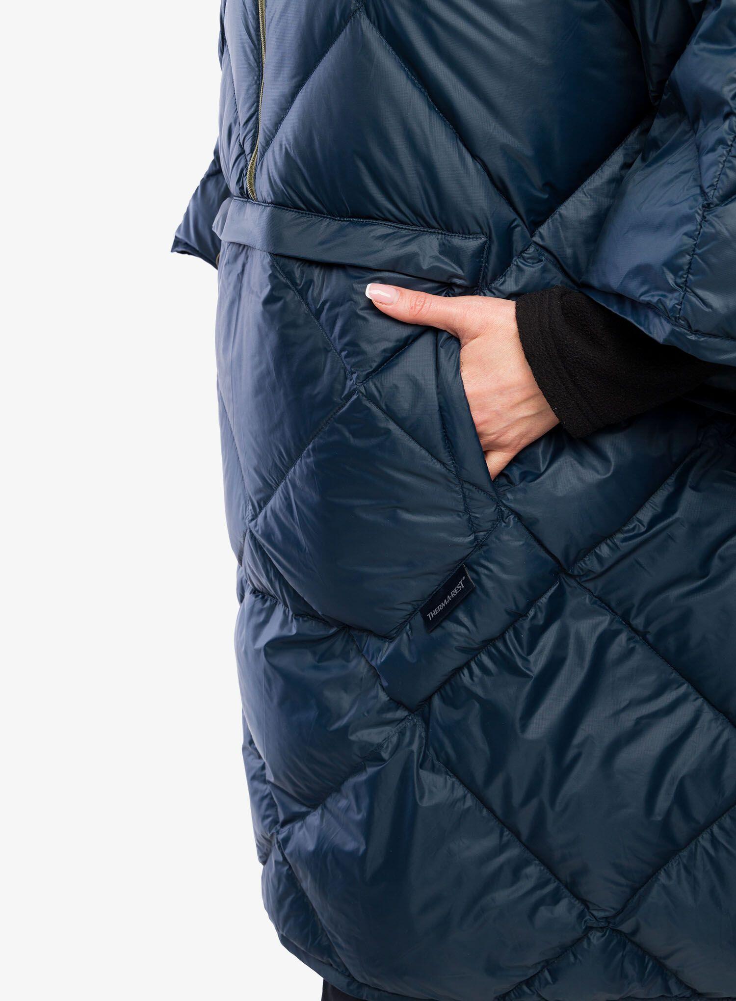 tragbare Daunen-Decke Honcho Poncho Down outerspace blue 5/7