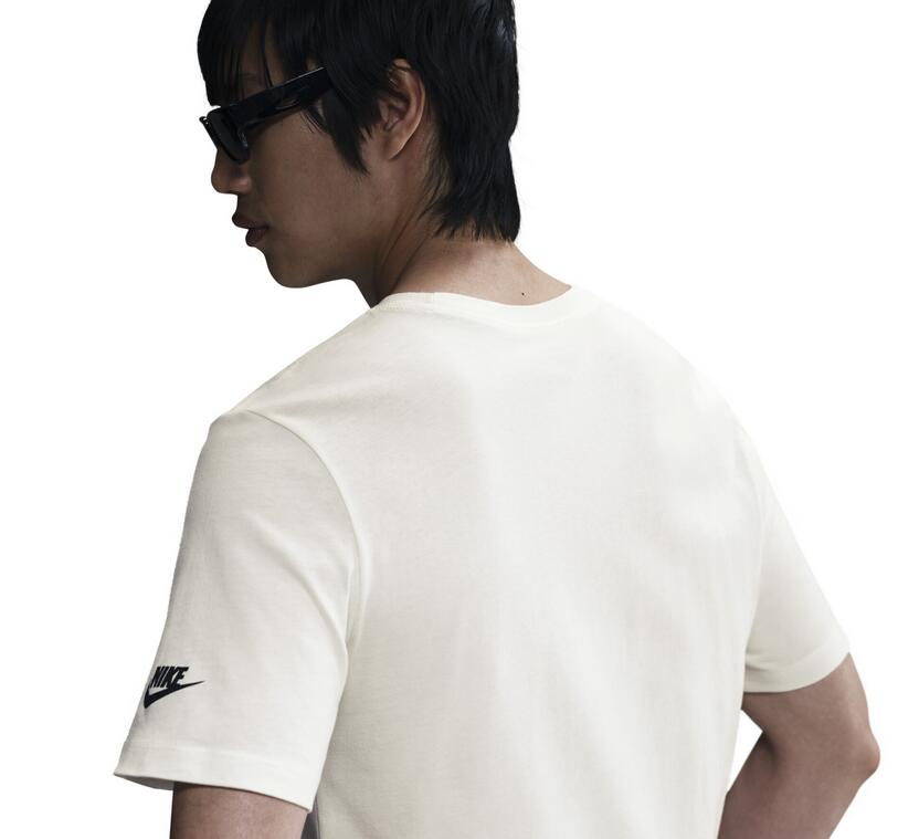 T-shirt uomo nike sportswear graphic swoosh - beige 4/4