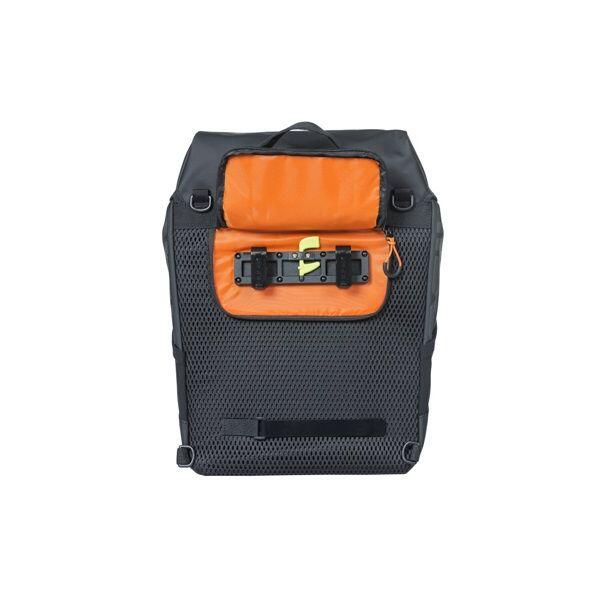 Basil Fahrradrucksack Miles Tarpaulin schwarz/orange, 31x17x44cm, 17ltr 4/7