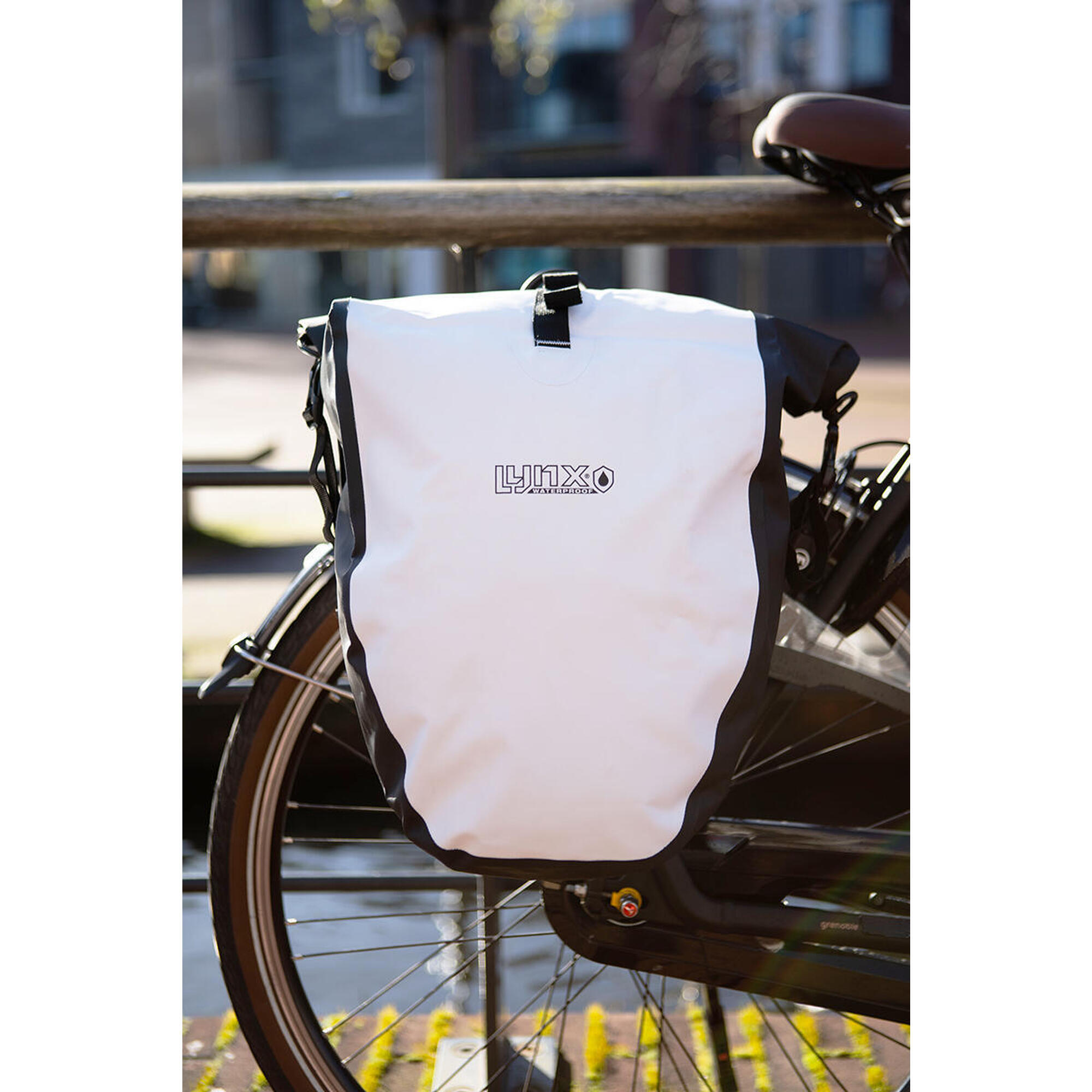 Geantă impermeabilă pentru bicicletă Tarpaulin XL, 25 litri – Alb