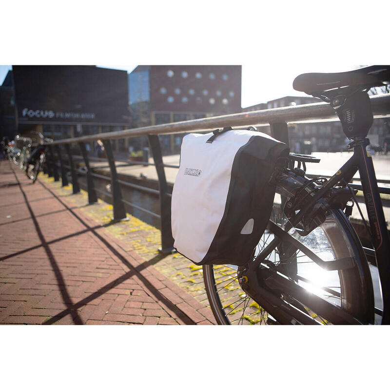 Geantă impermeabilă pentru bicicletă Tarpaulin XL, 25 litri – Alb