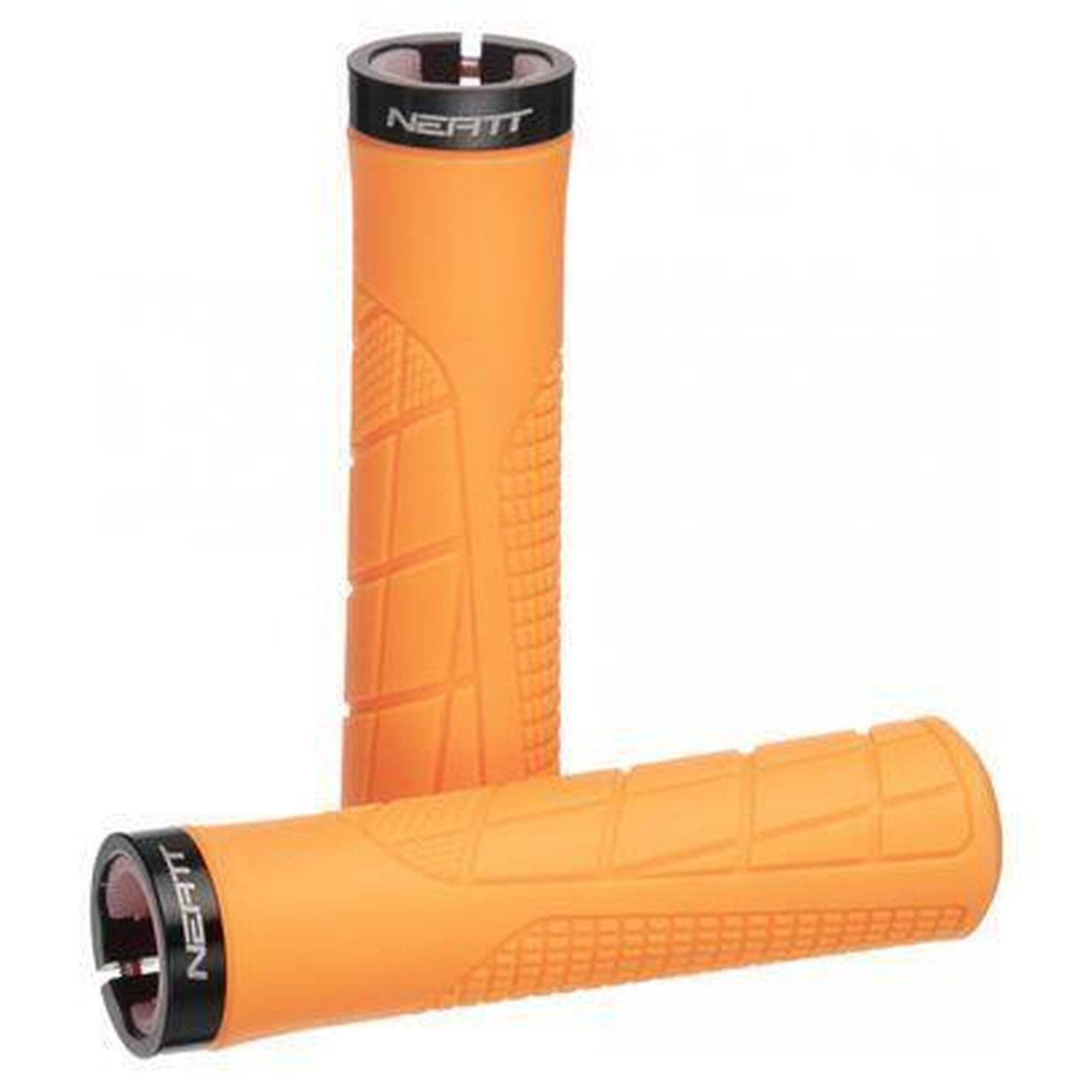 Paire de Grips Neatt One Lock Ergo Orange promo      1400€ 1499€ -6%    * La vente débute le 30/07/2025    NEATT Paire de Grips Neatt One Lock Ergo OrangeVendu exclusivement en ligne   