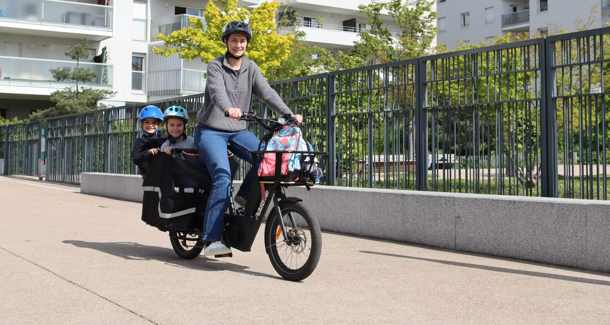 Vélo cargo électrique familial U-Cargo Family 4/5