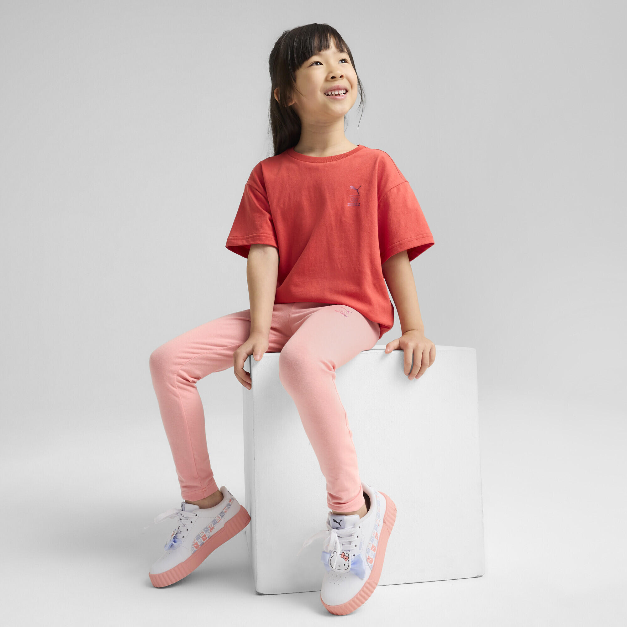 Dziecięca luźna koszulka PUMA x HELLO KITTY AND FRIENDS  z grafiką PUMA Red Fire 4/7