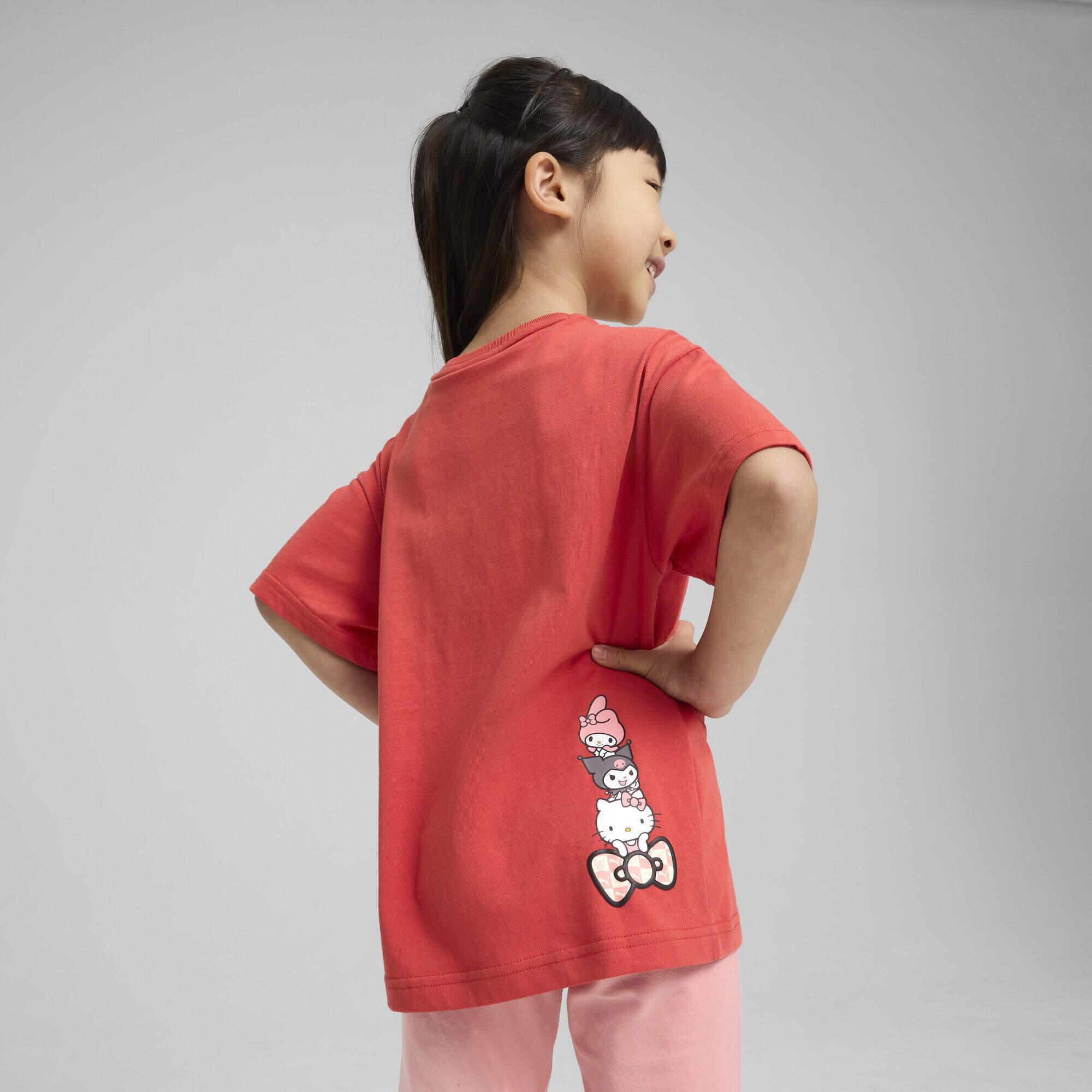 Dziecięca luźna koszulka PUMA x HELLO KITTY AND FRIENDS  z grafiką PUMA Red Fire 3/7