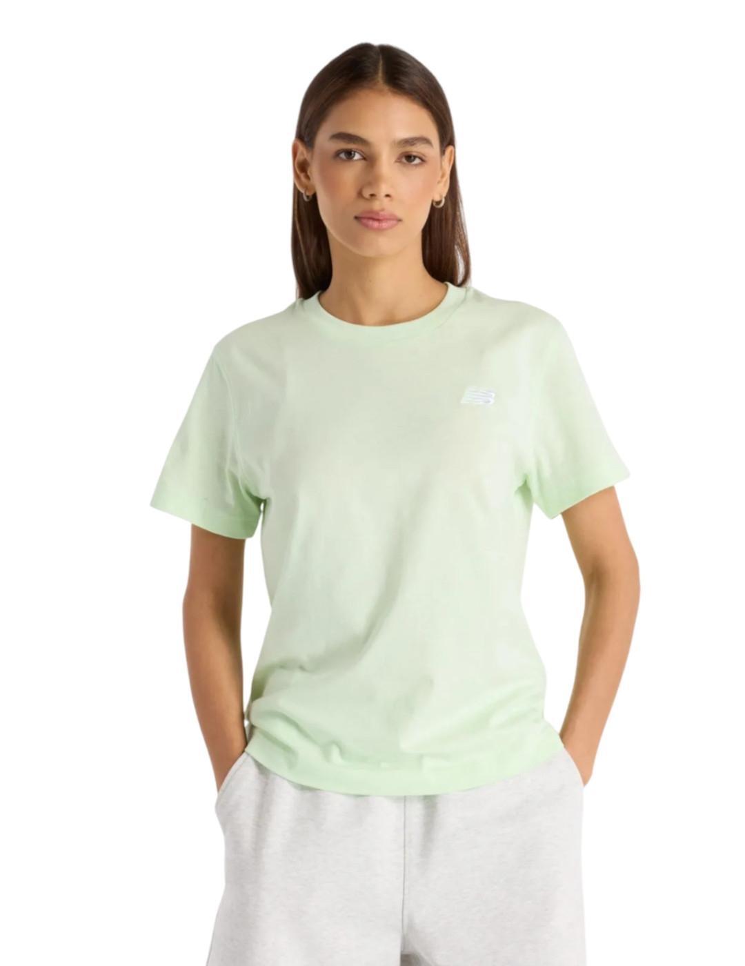 Camiseta para mulher new balance essentials verde.