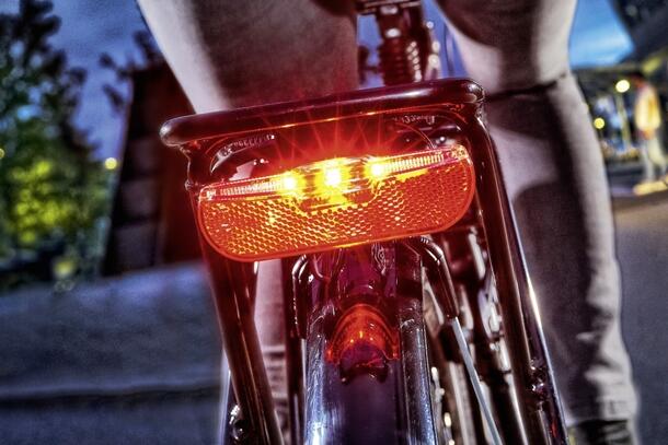Trelock LS613 Duo Flat Faro posteriore 80 mm con luce di parcheggio. 2/3