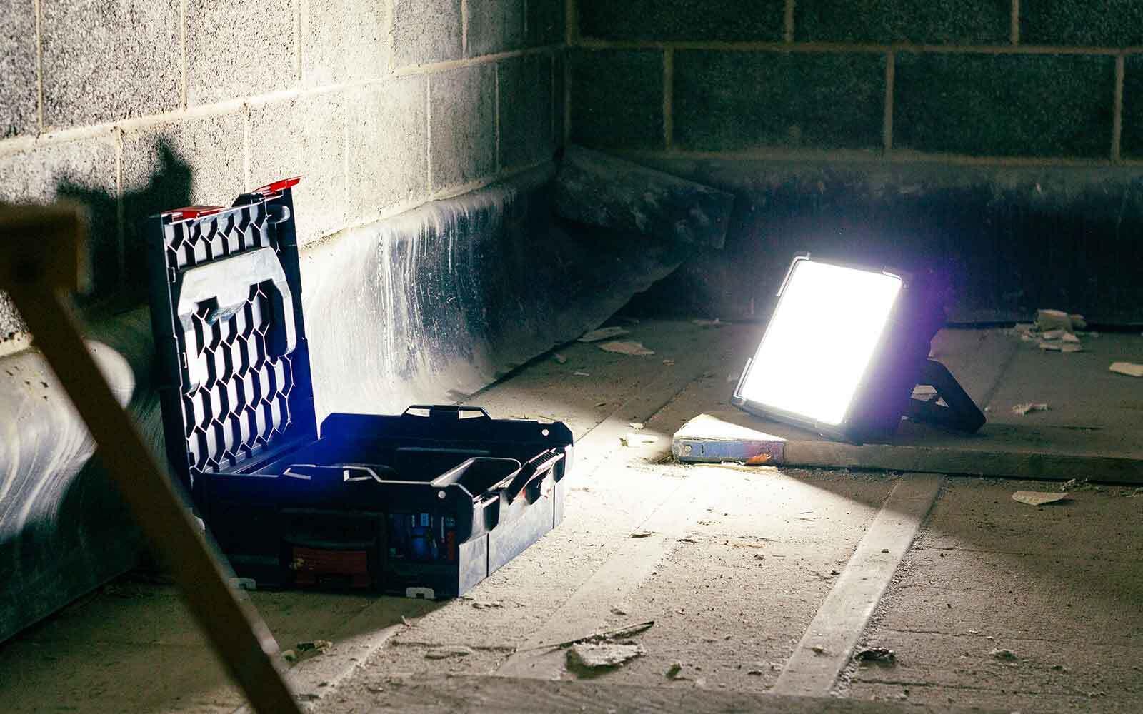 NEBO 5K Flood Light – Projecteur LED Rechargeable 5000 Lumens - alim hybride 5/7