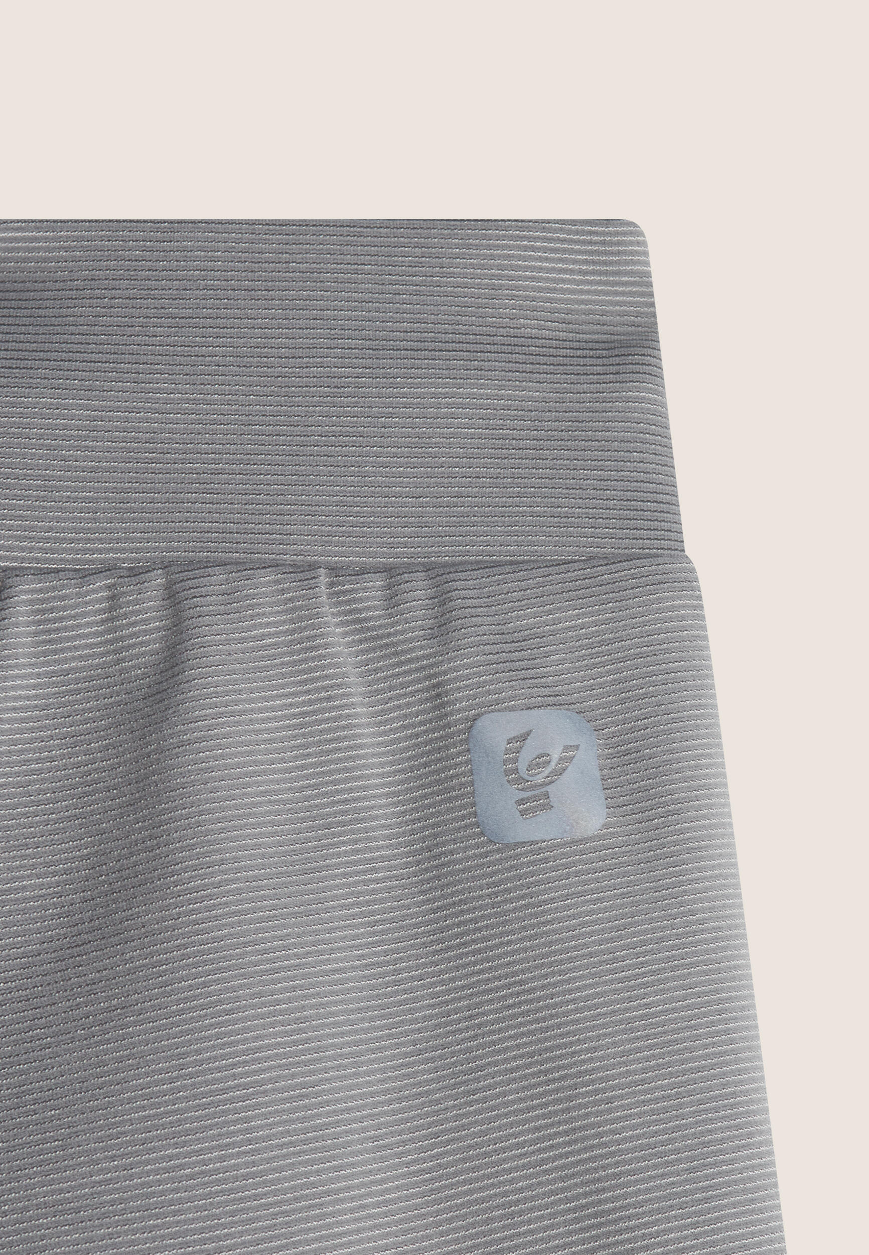 Pantalón corto de mujer con bolsillos interiores y cordón en la cintura 3/3