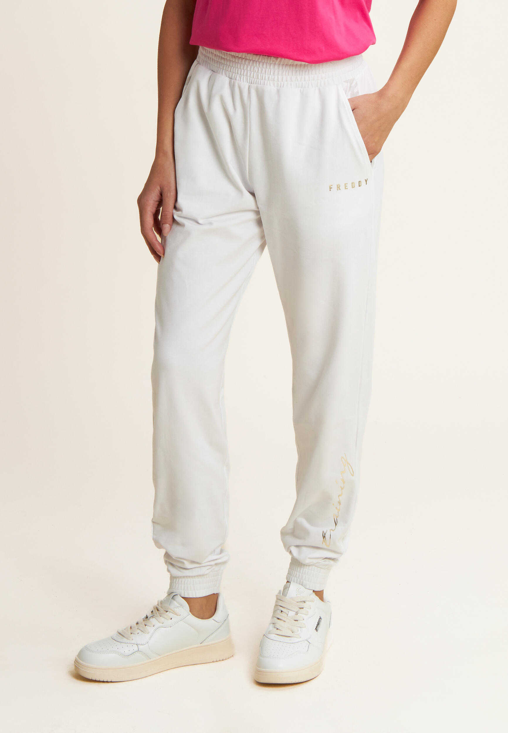 Pantalon avec élastique au bas et détails floraux 2/5