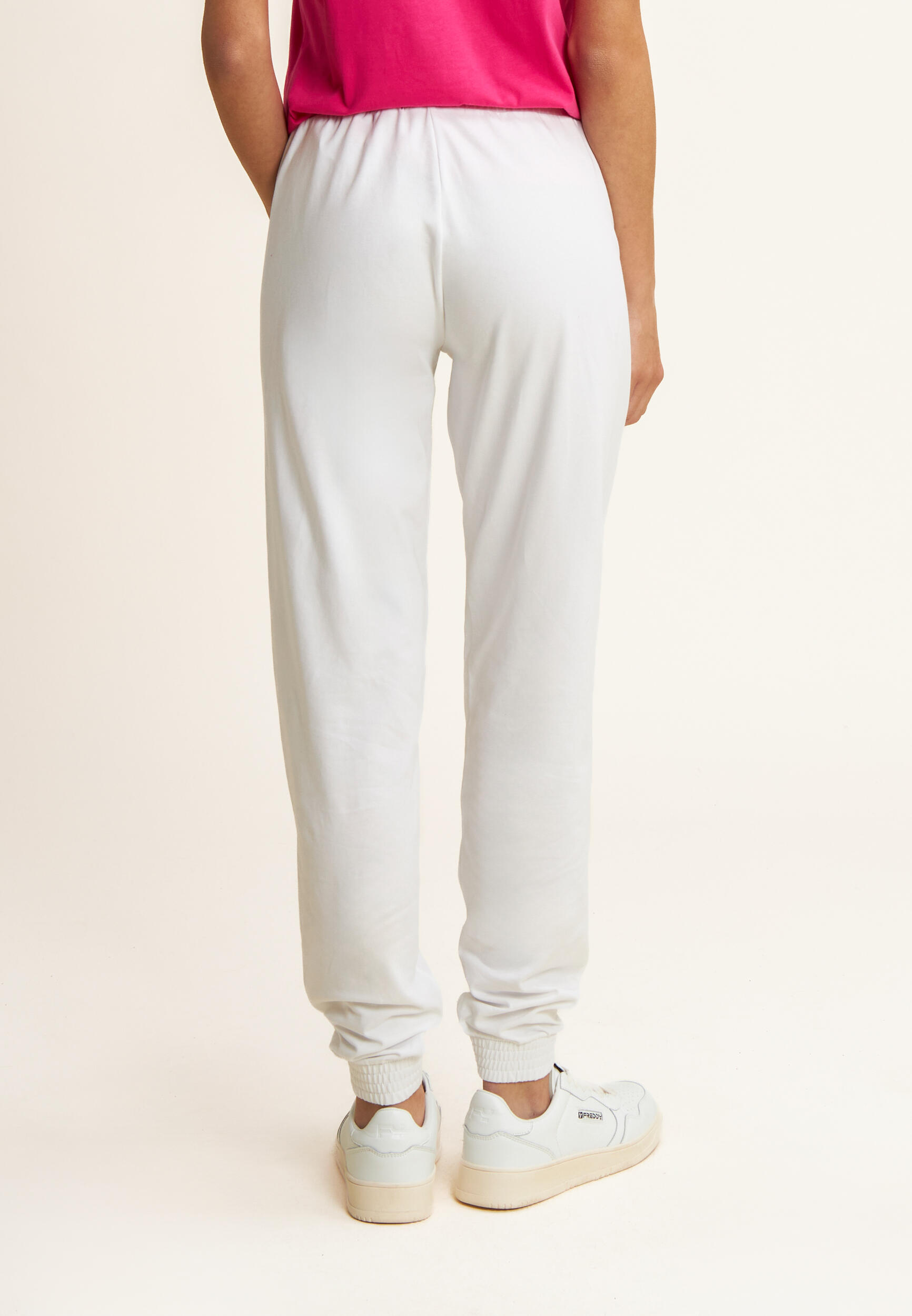 Pantalon avec élastique au bas et détails floraux 3/5
