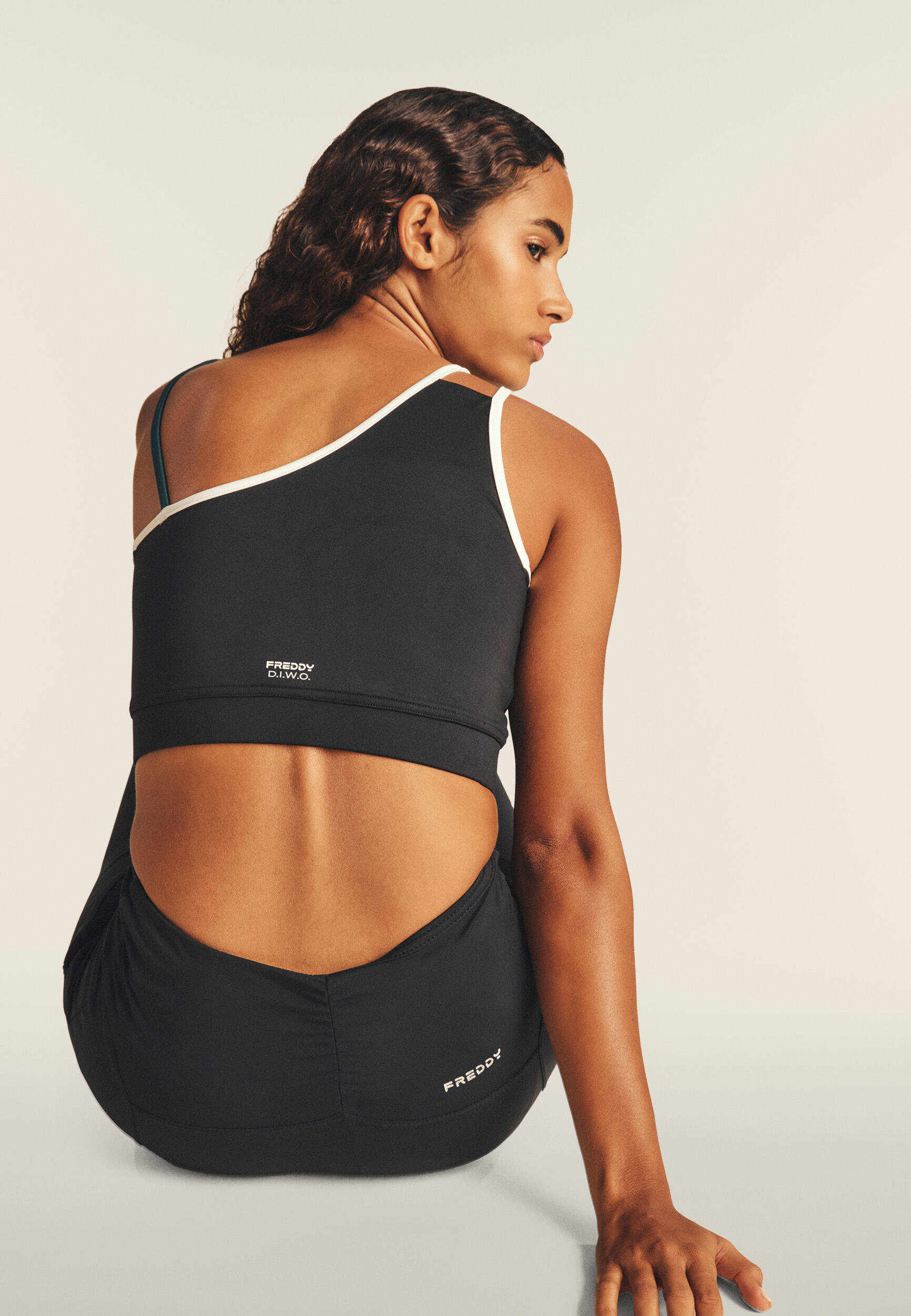 Reggiseno sportivo monospalla con dettagli contrasto 2/7
