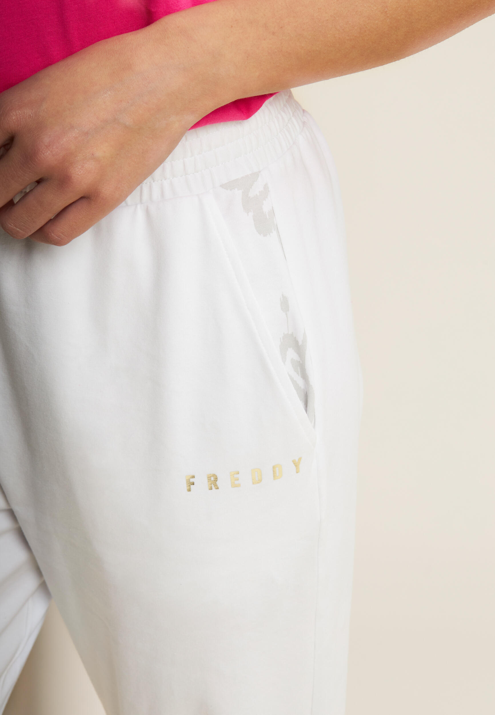 Pantalon avec élastique au bas et détails floraux 4/5