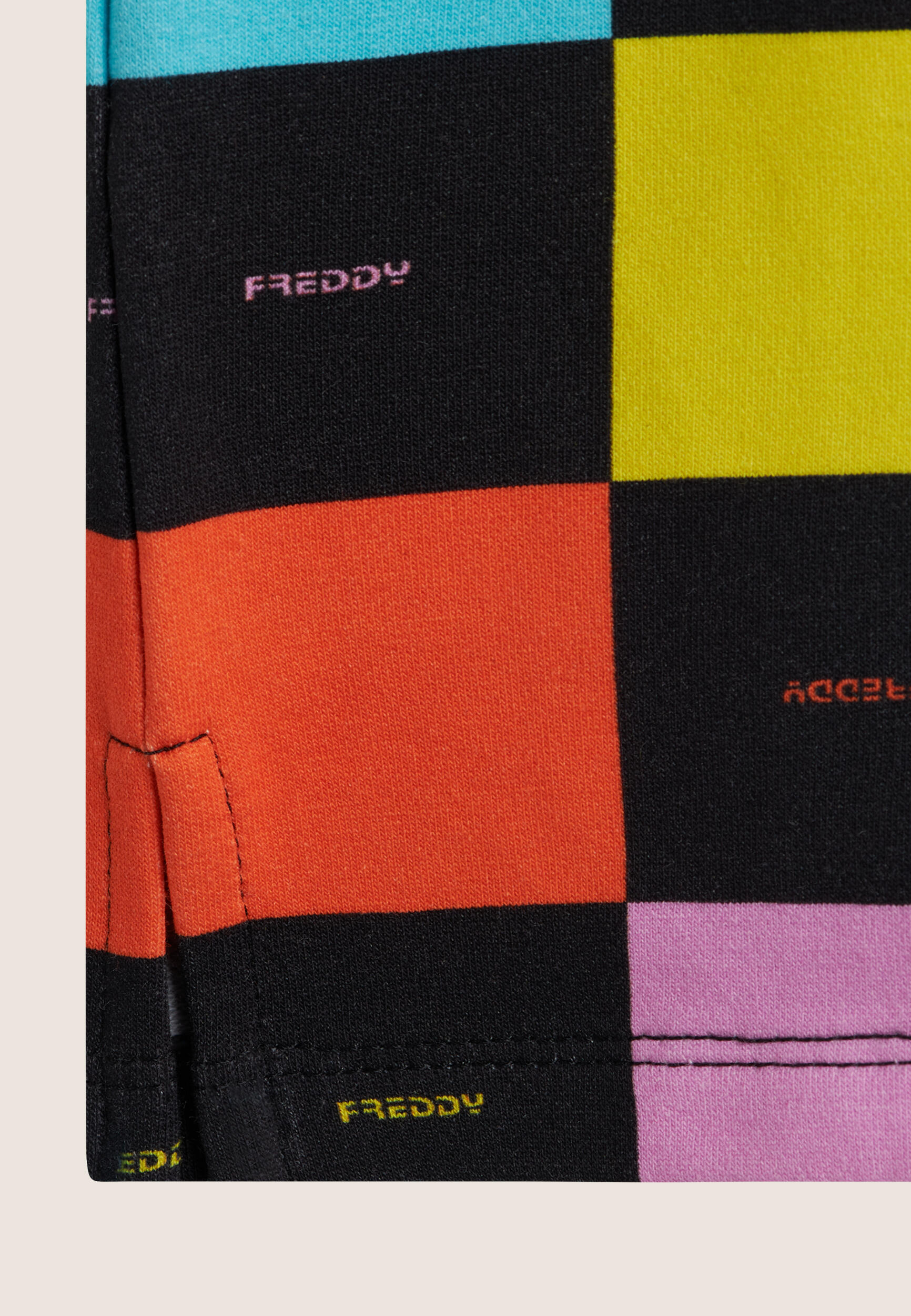 Pantaloni Corti Bambina con Fantasia a Scacchi Colorati 3/3