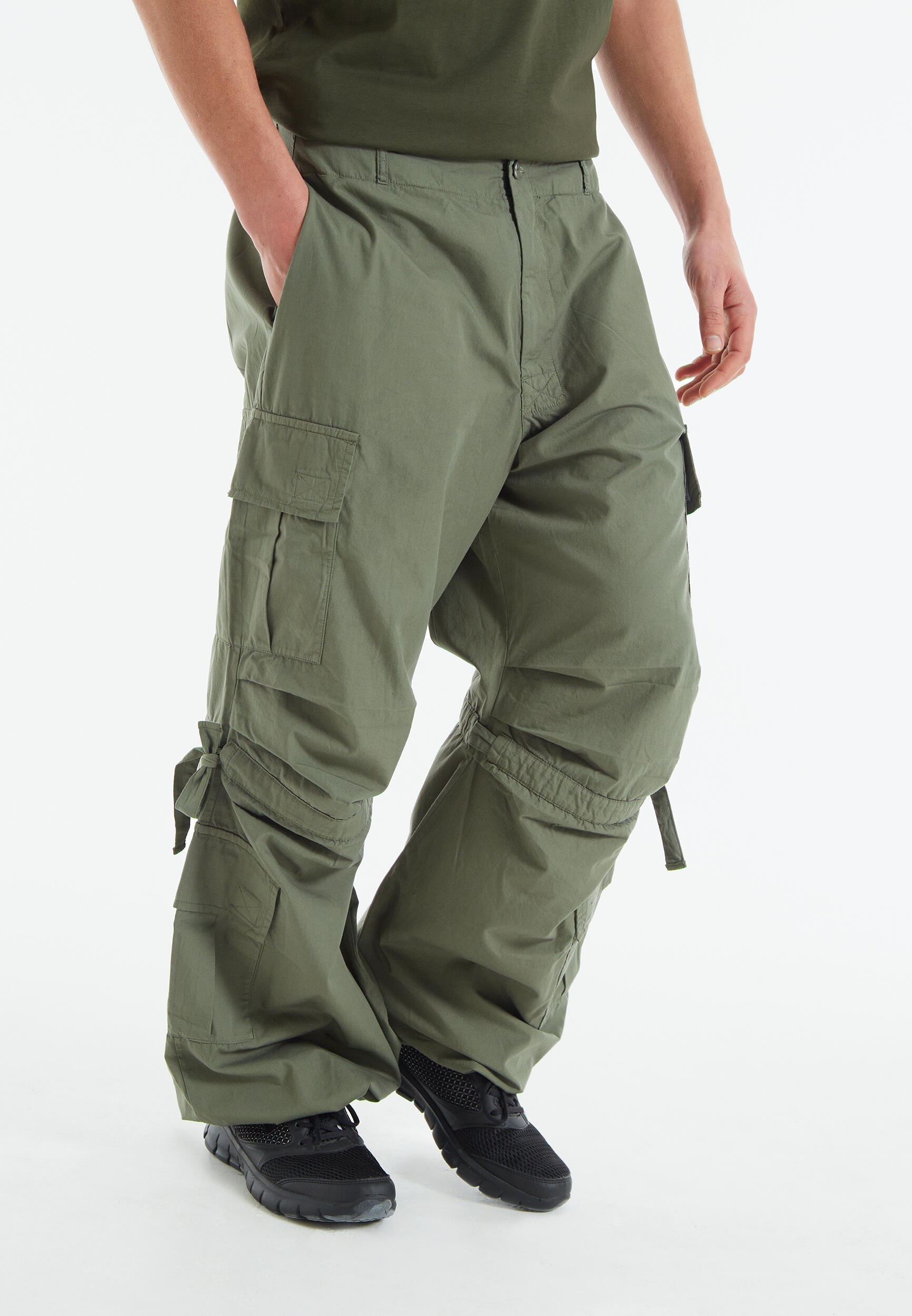 Pantaloni cargo con doppie tasche e coulisse intermedia 5/5