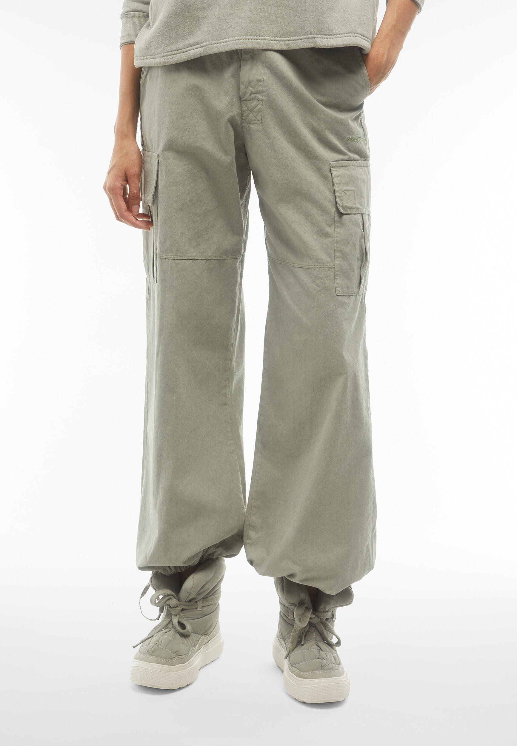 Pantaloni cargo in canvas tinto capo 2/5