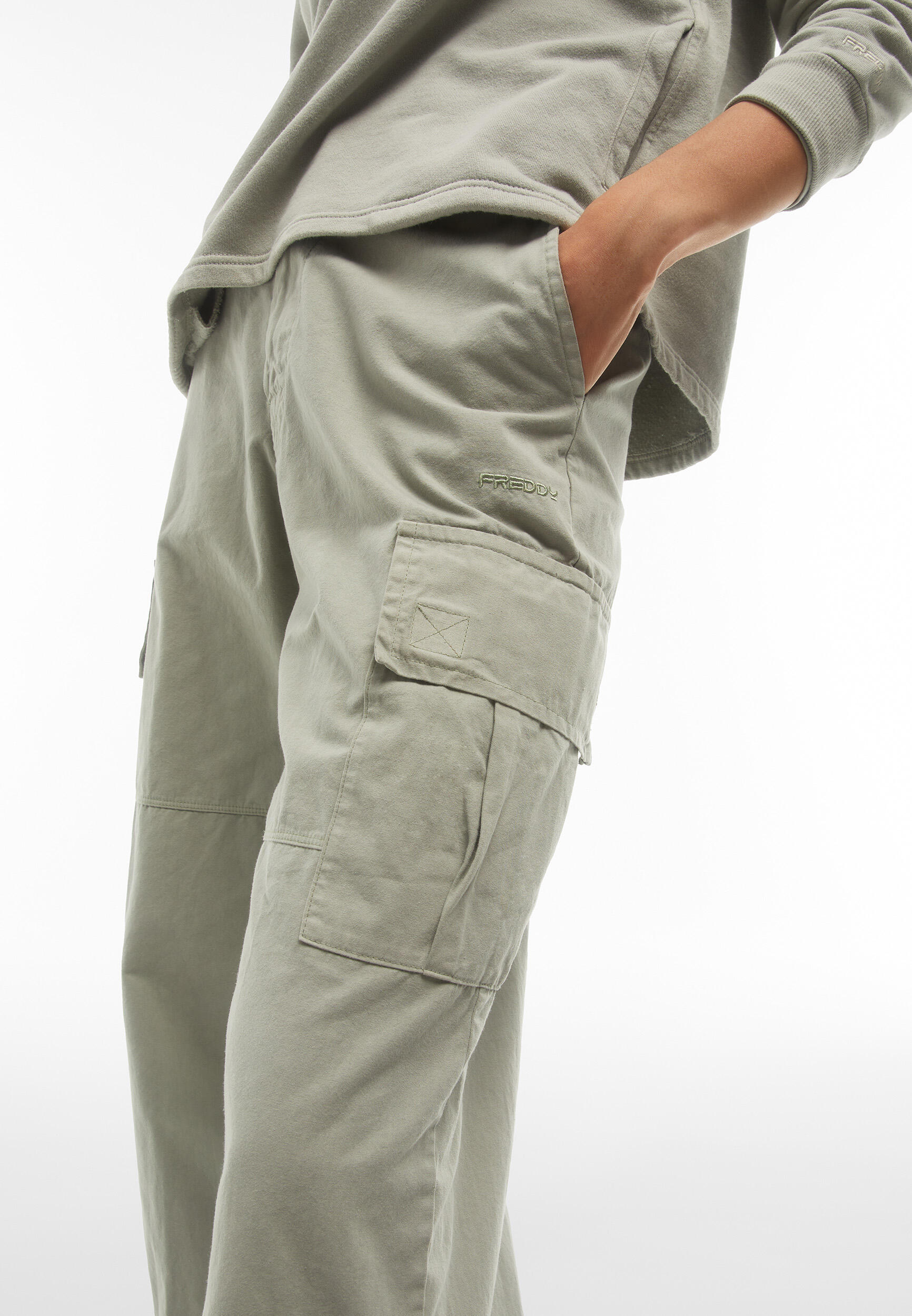 Pantaloni cargo in canvas tinto capo 4/5