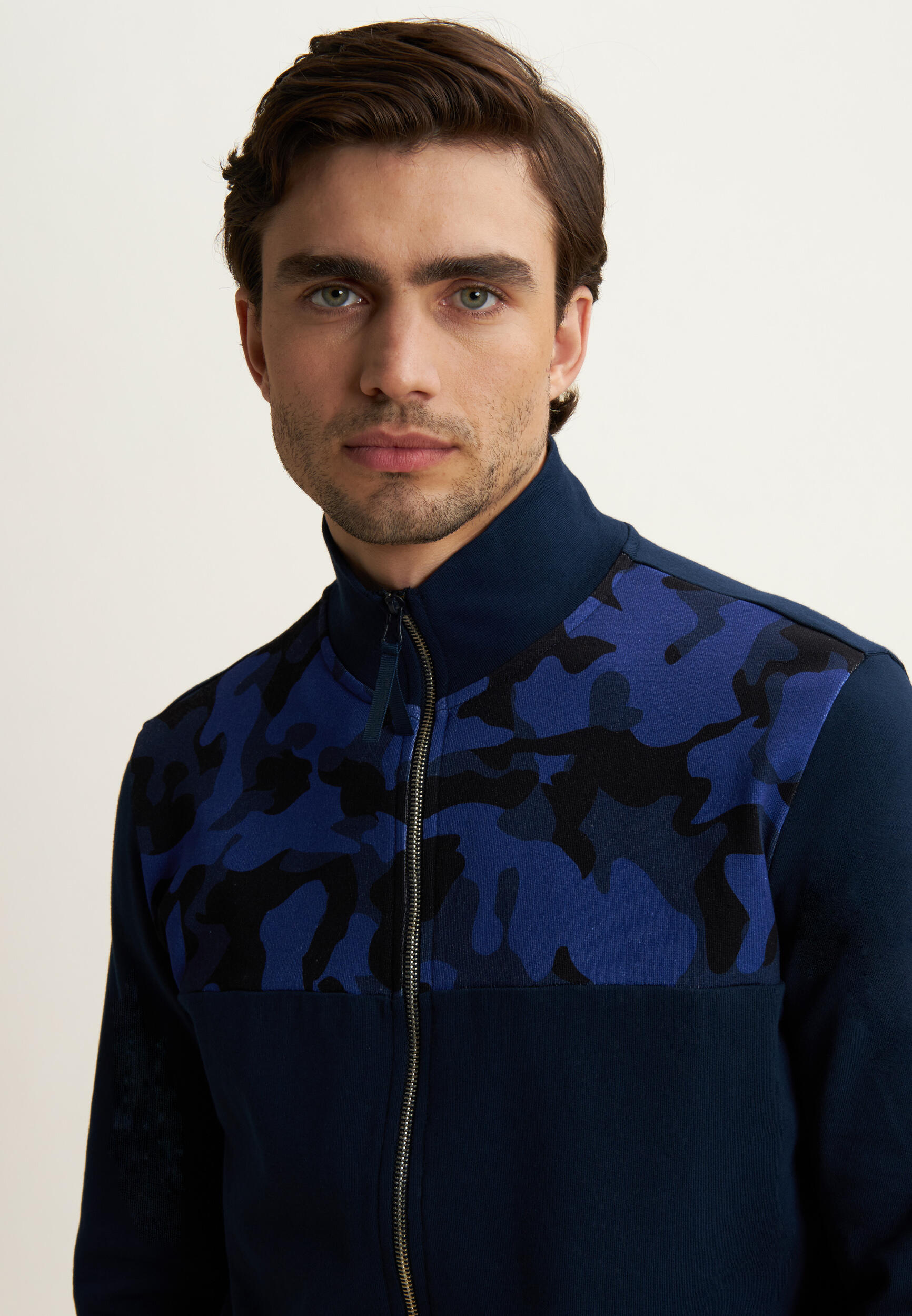 Felpa Collo Alto con Zip e Dettagli Camouflage 4/5