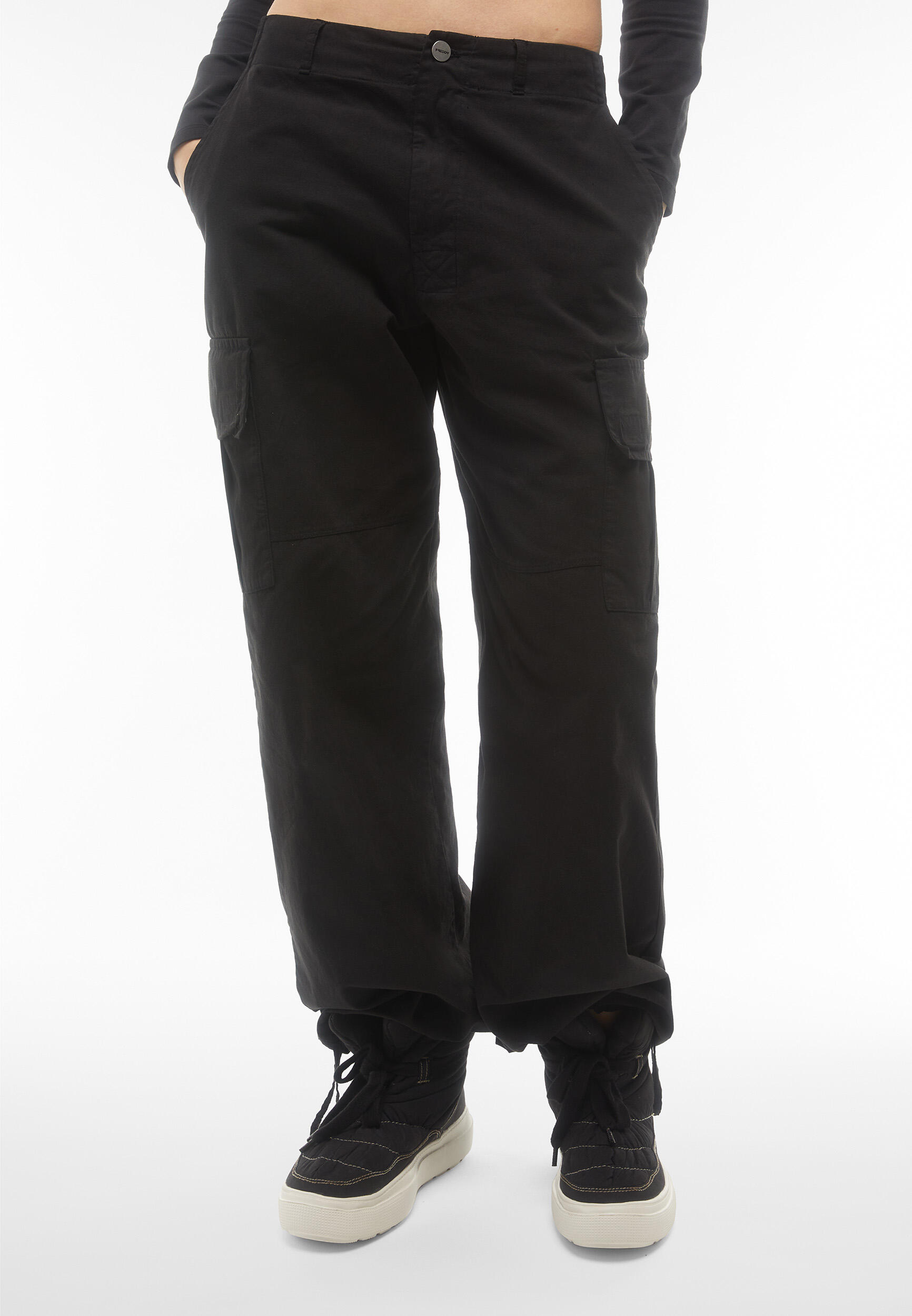 Pantalón cargo de canvas teñido con prenda 2/5