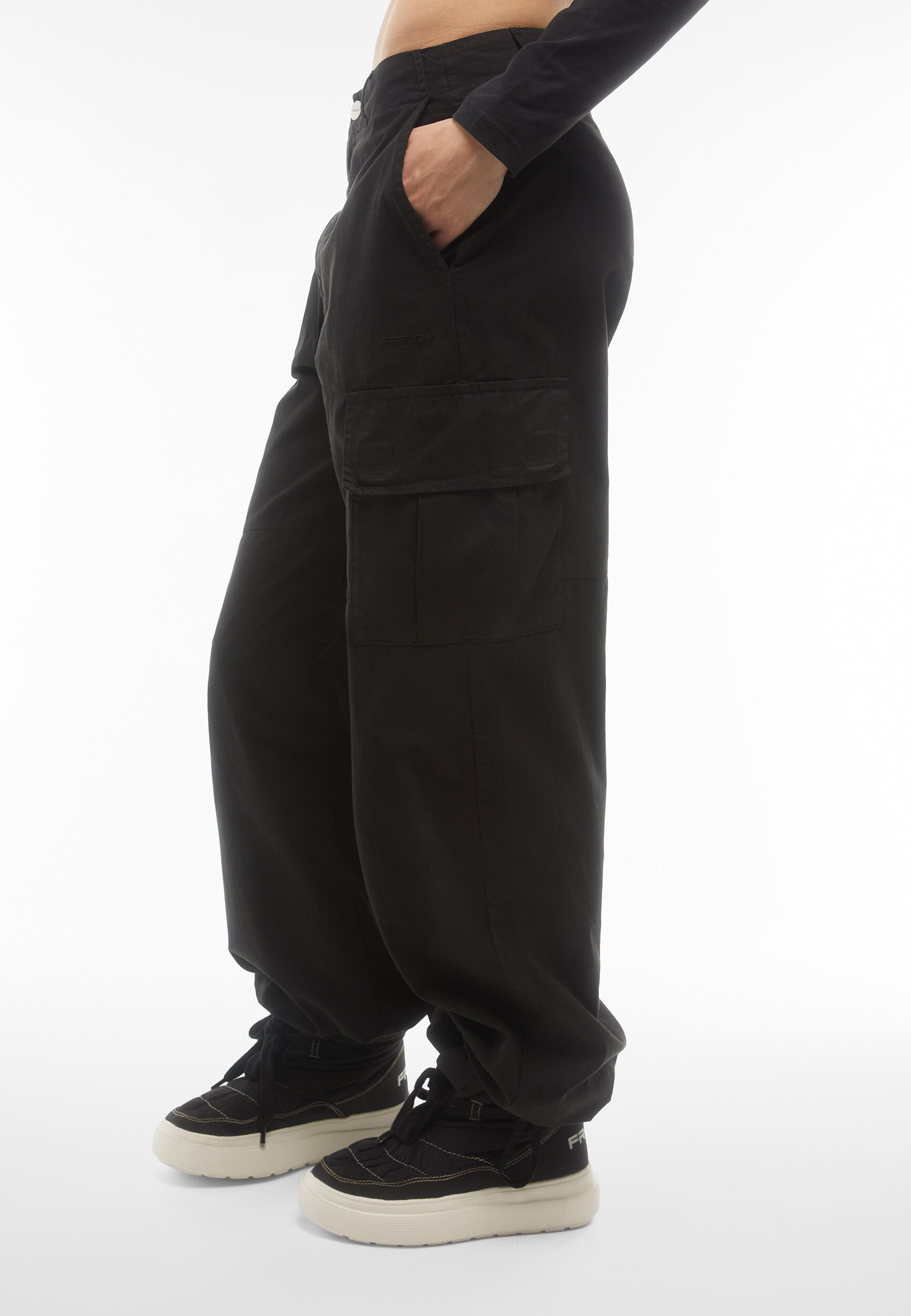 Pantalón cargo de canvas teñido con prenda 3/5