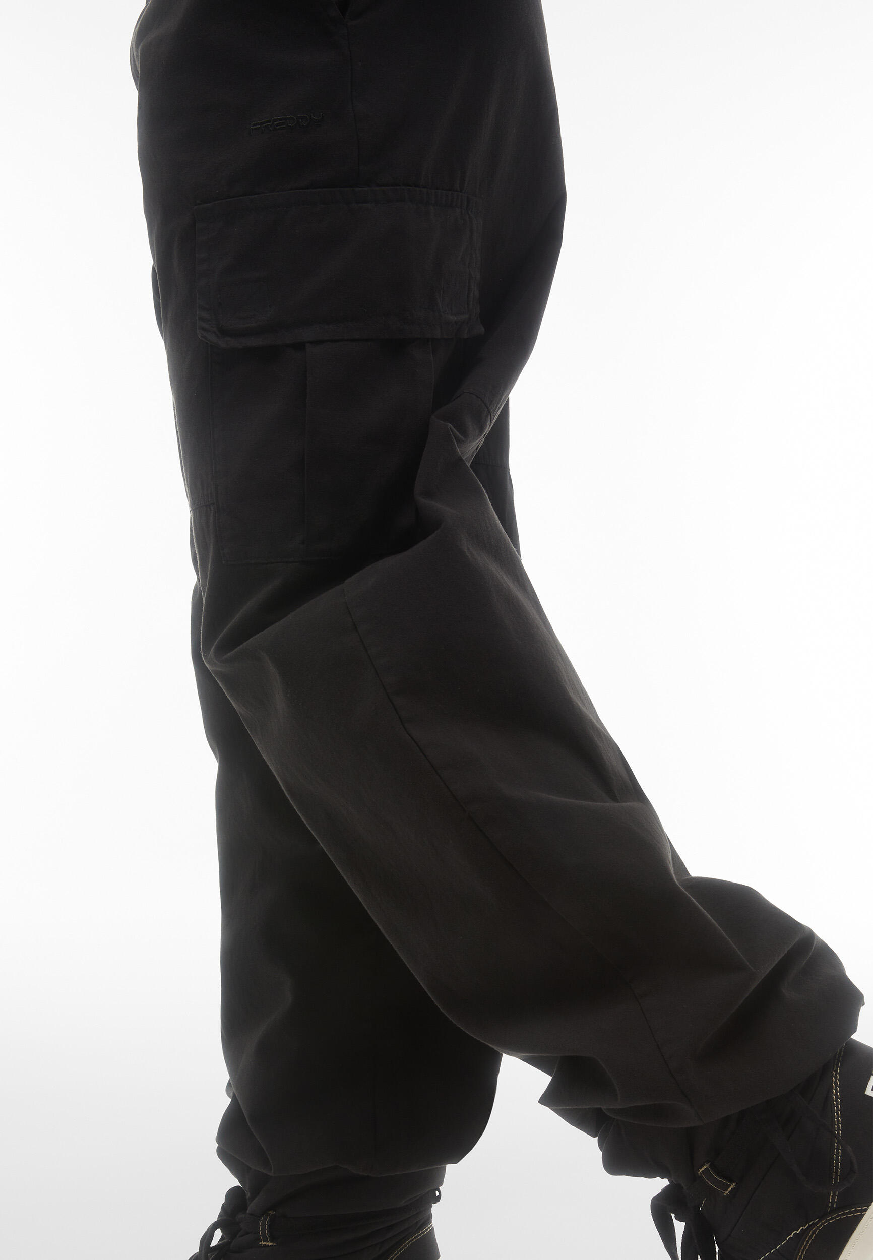 Pantalón cargo de canvas teñido con prenda 4/5