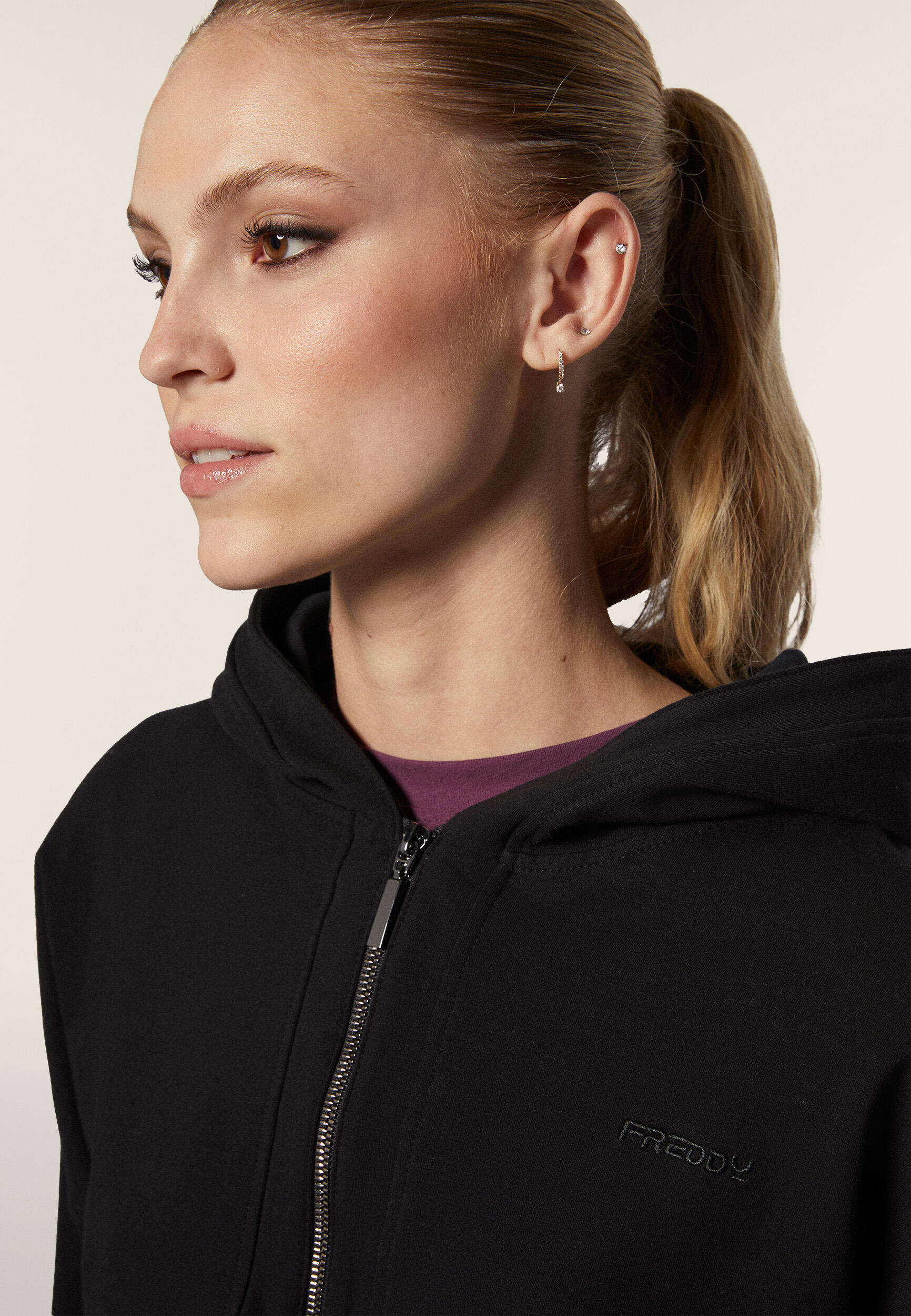 Felpa donna comfort fit con zip e cappuccio 4/5