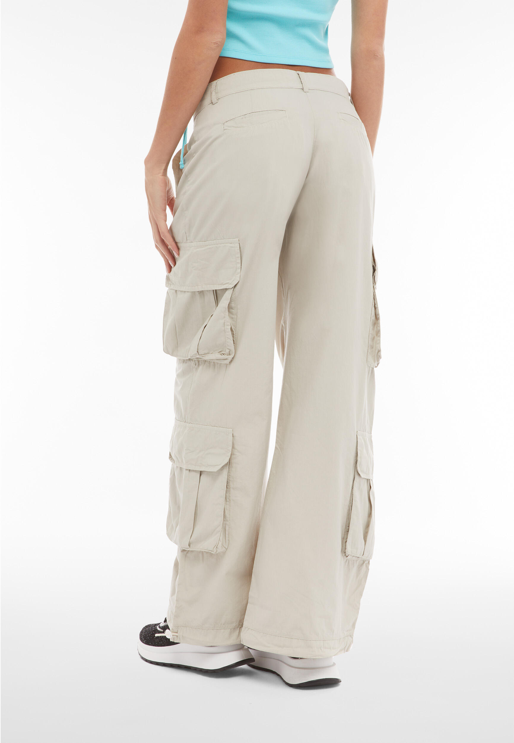 Pantalon cargo en popeline à coupe ample avec quatre grandes poches 3/7
