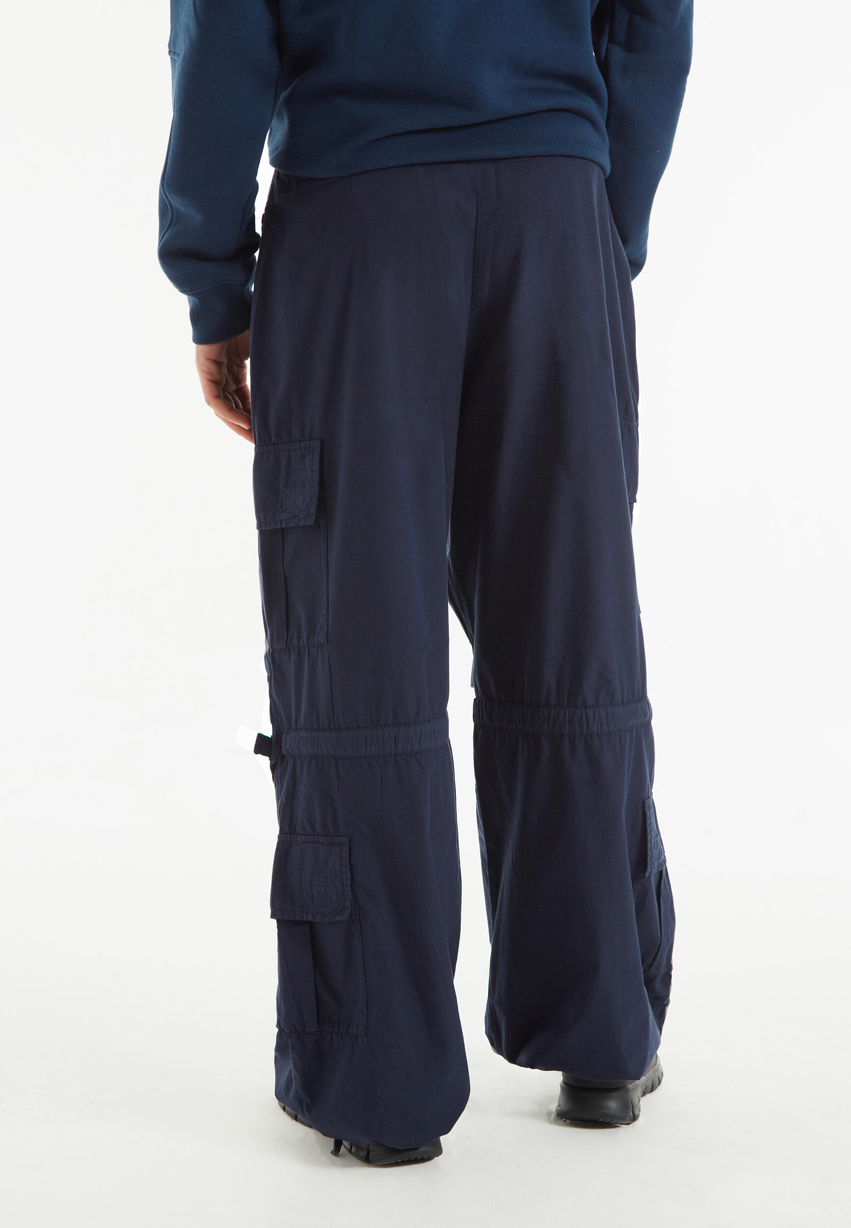 Pantaloni cargo con doppie tasche e coulisse intermedia 5/5