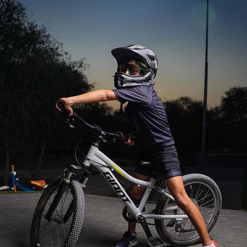 Dětská cyklistická helma s odnímatelným bradovým pásem