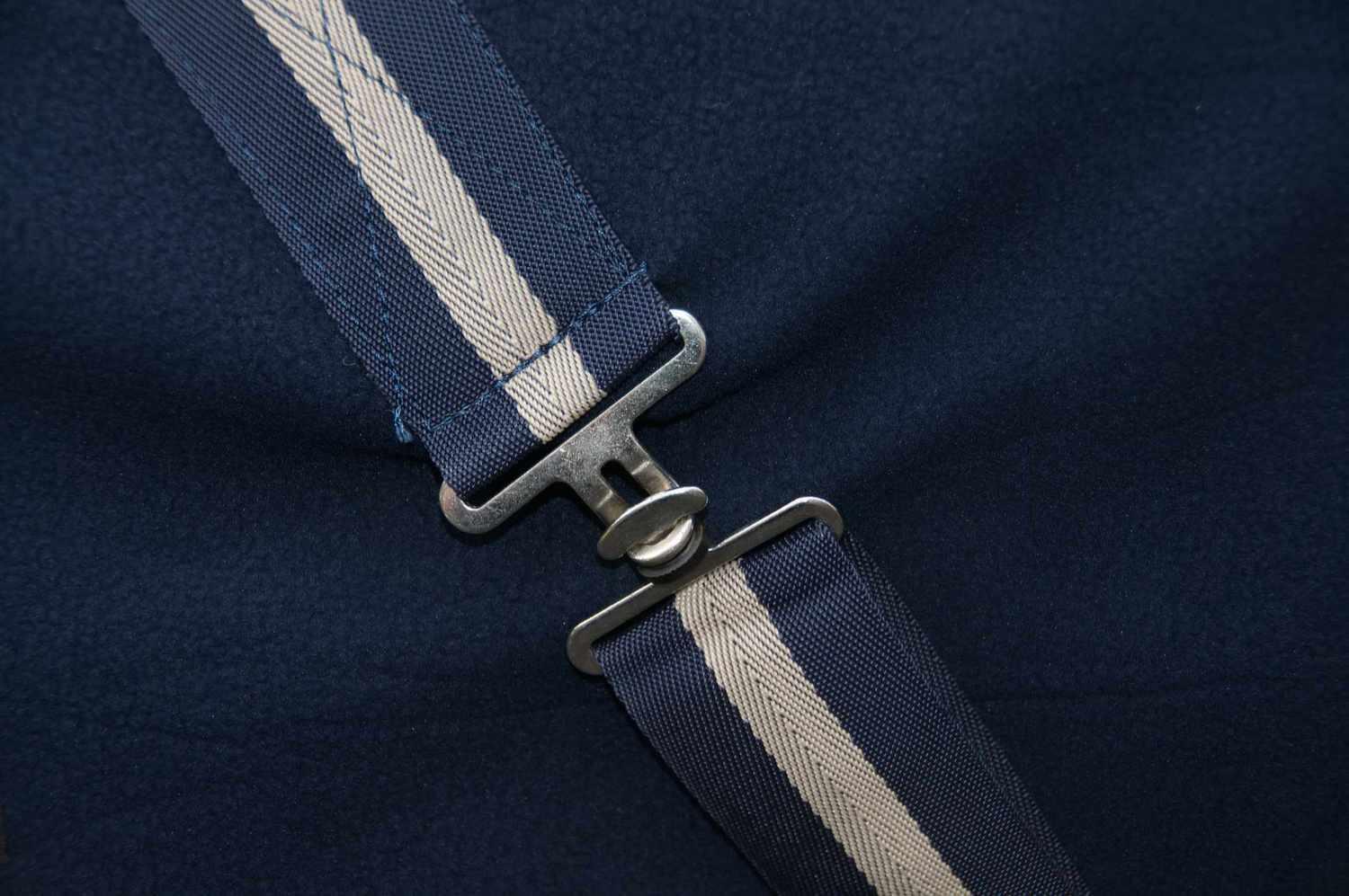 AMKA Fleecedecke Abschwitzdecke Transportdecke für Pferde mit Kreuzgurten d.blau 2/4