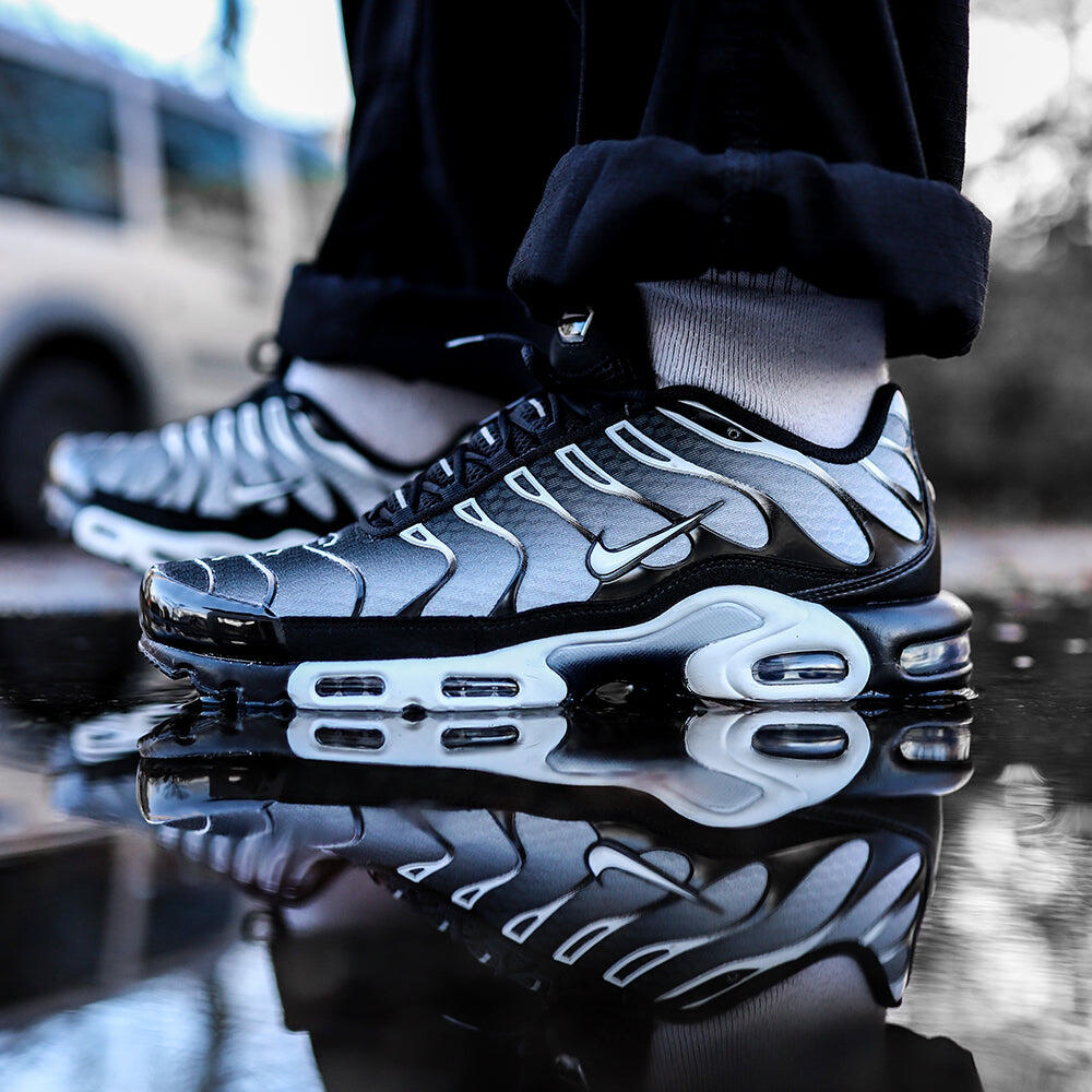Nike Air Max Plus Black Metallic Silver 6/6