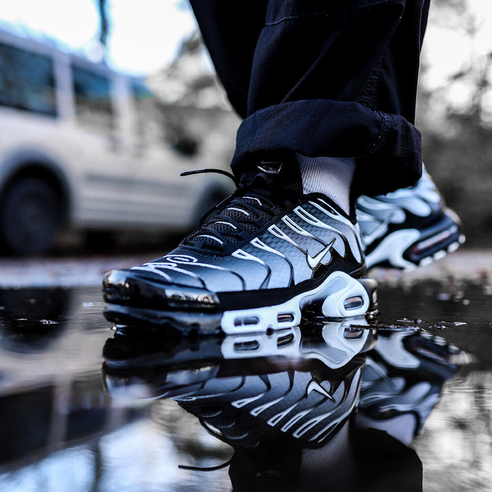 Nike Air Max Plus Black Metallic Silver 5/6