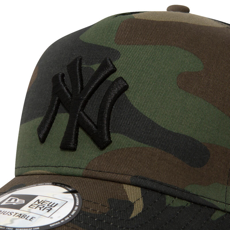 Șapcă Trucker New Era cu design camuflaj